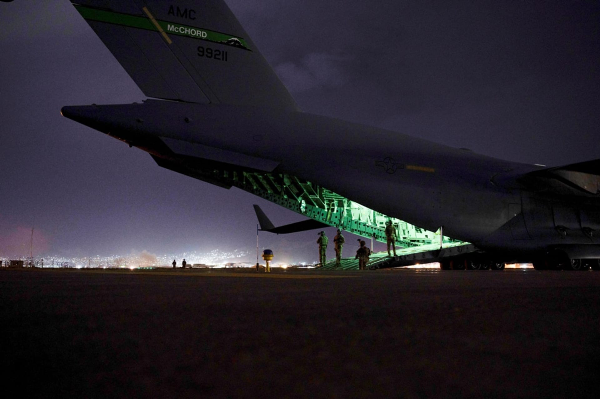 Poslední večer v Afghánistánu. Transportní letoun C-17 Globemaster III čeká na kábulském letišti na americké vojáky