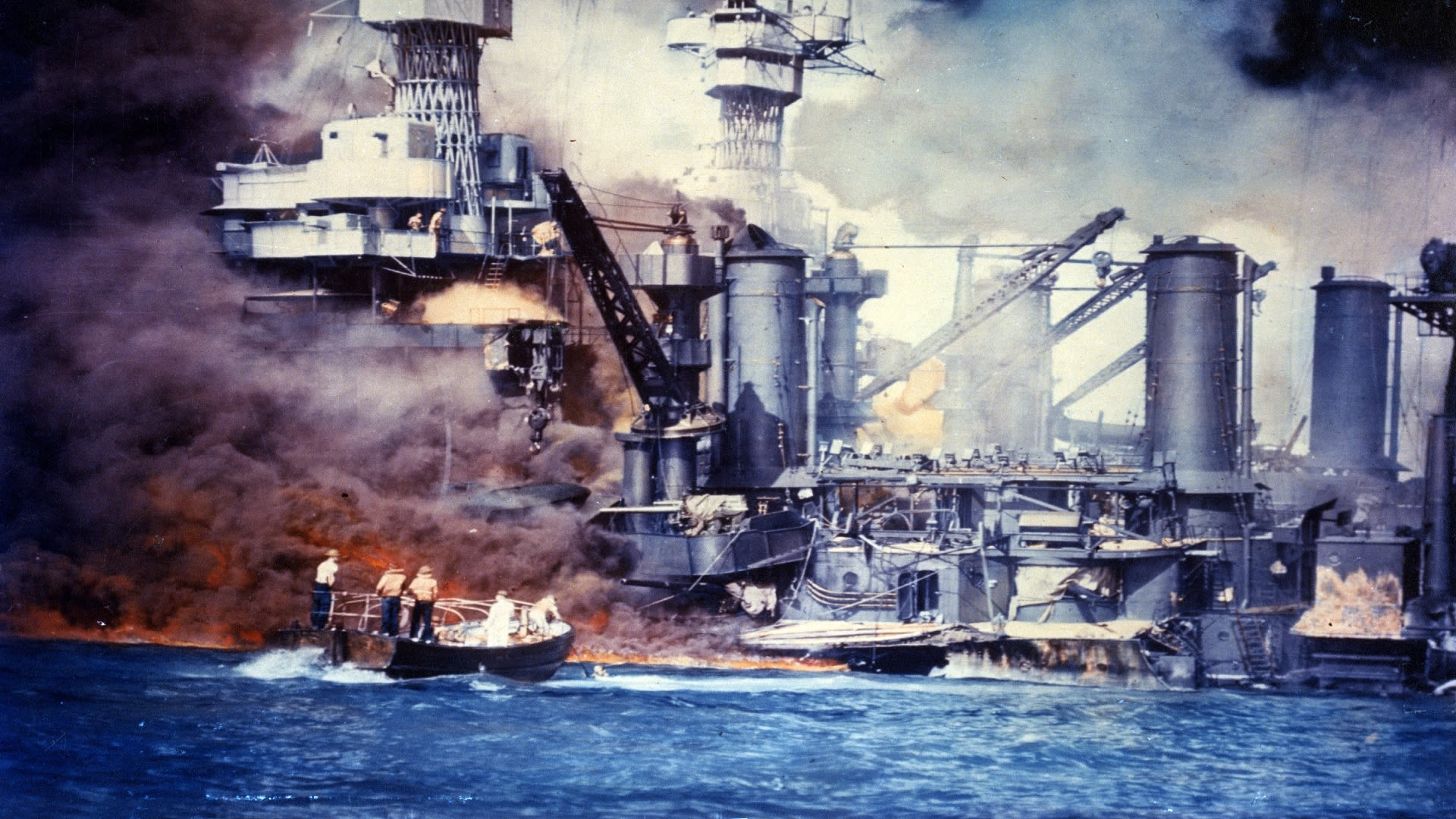 Záchrana přeživších po útoku na Pearl Harbour
