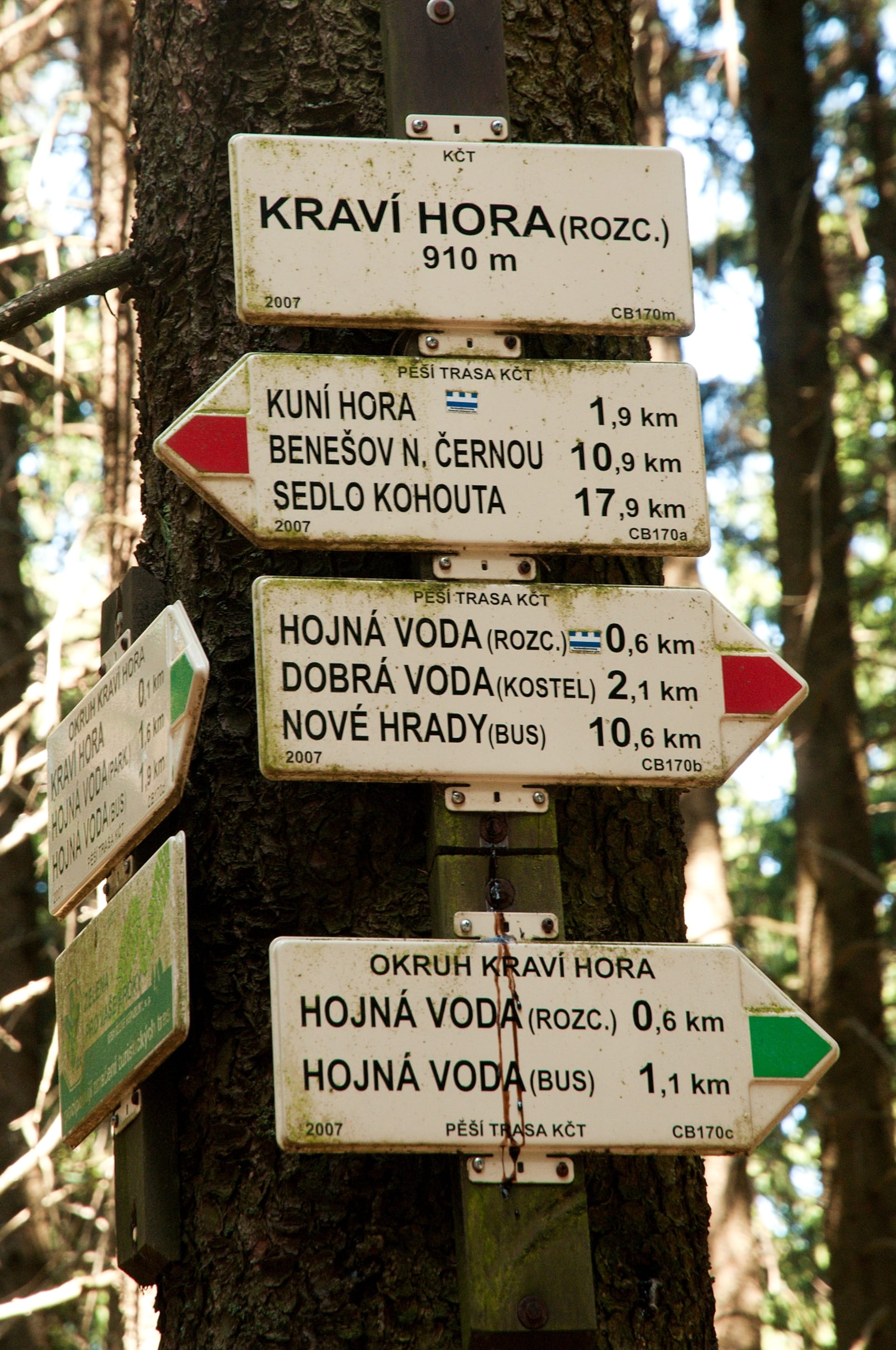 Rozcestník červené a zelené značky na Kraví hoře v Novohradských horách