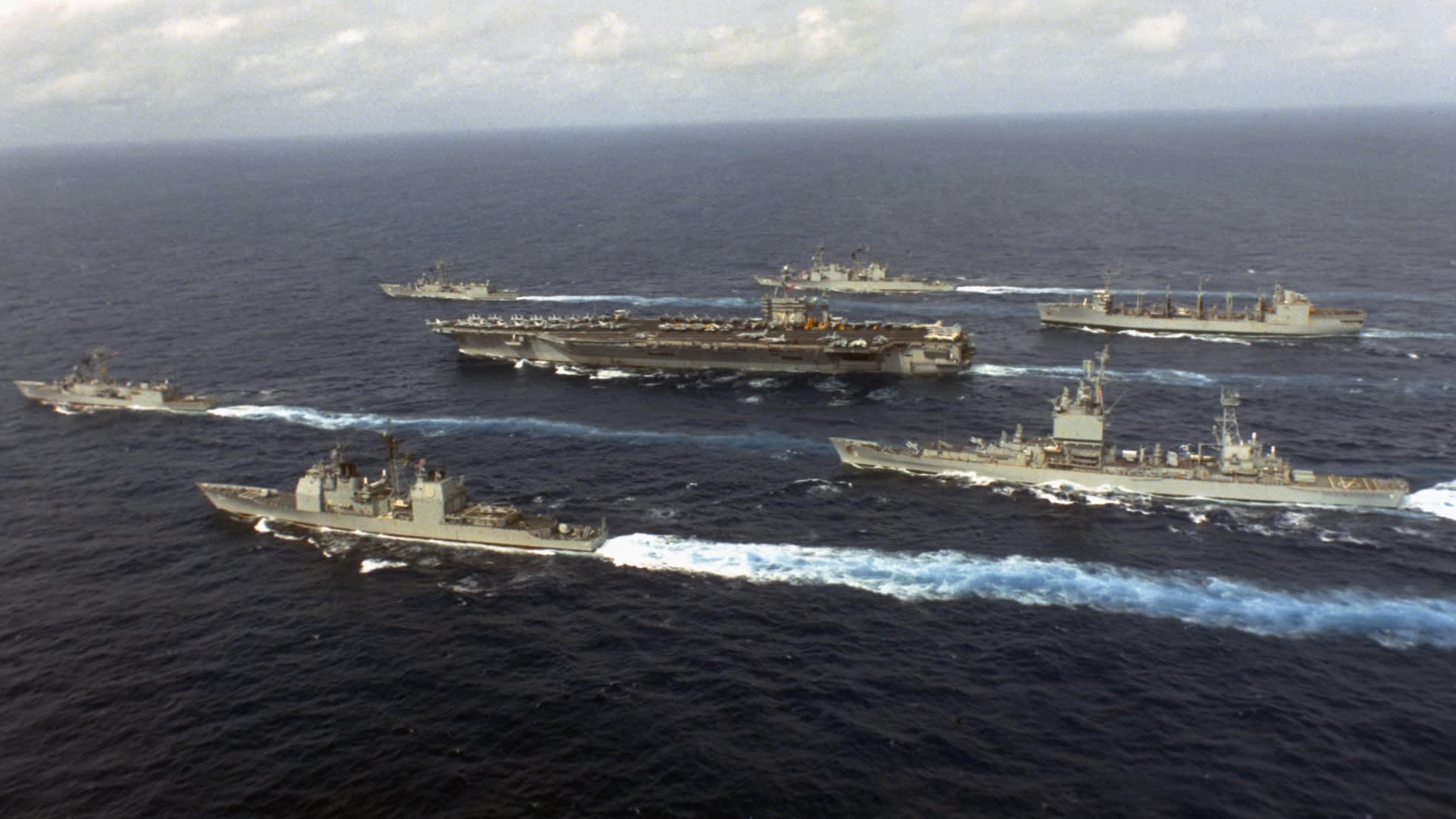 USS Ingraham vede flotilu amerických lodí