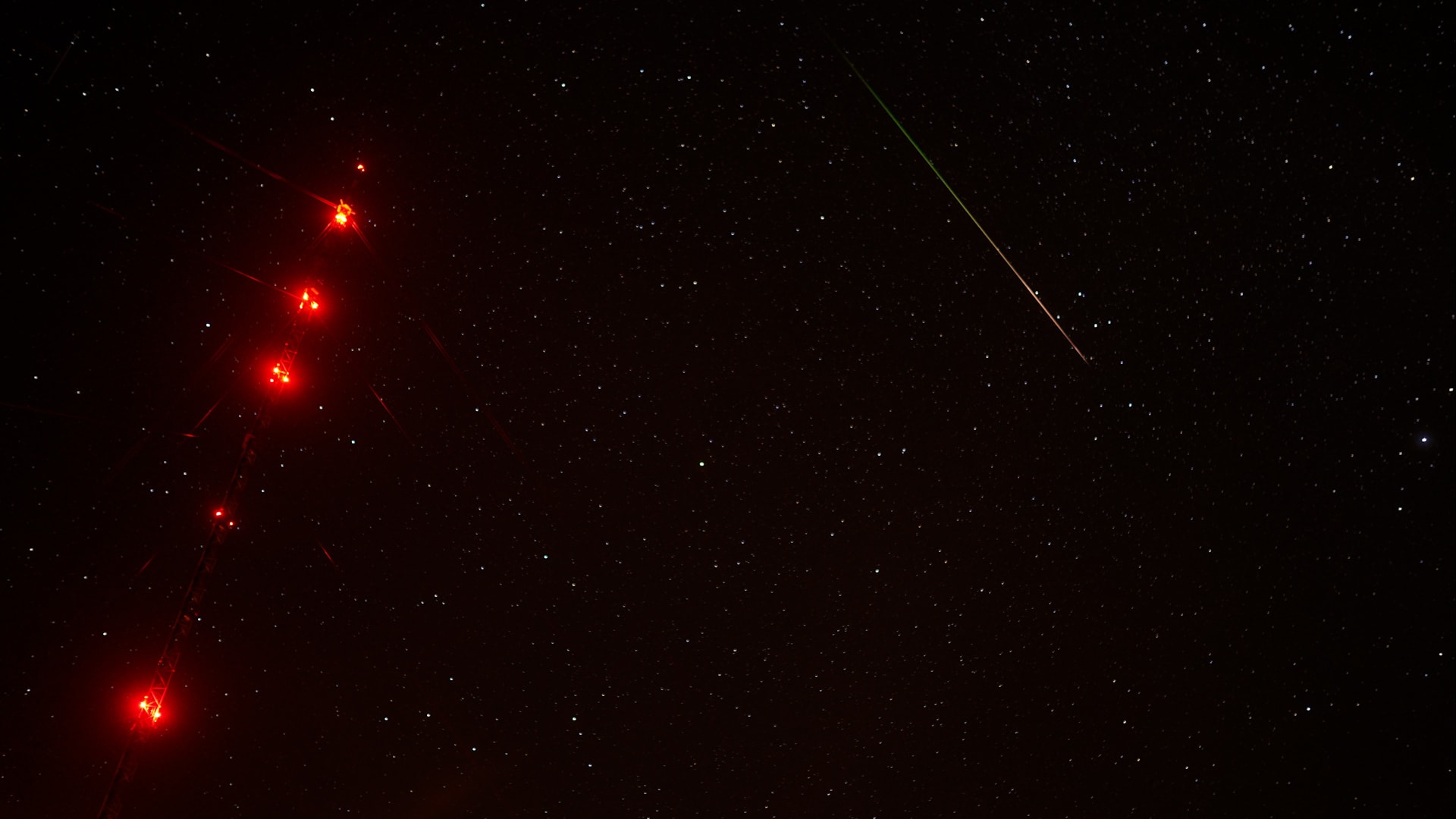 Svítící meteor z roje Perseid na noční obloze nad Manětínem
