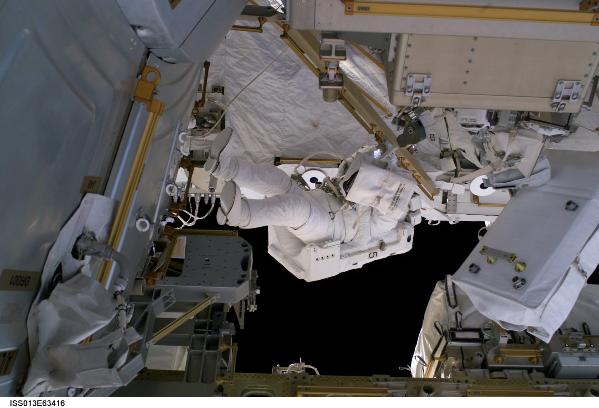 Thomas Reiter se přesouvá volným prostorem k modulu Destiny na ISS