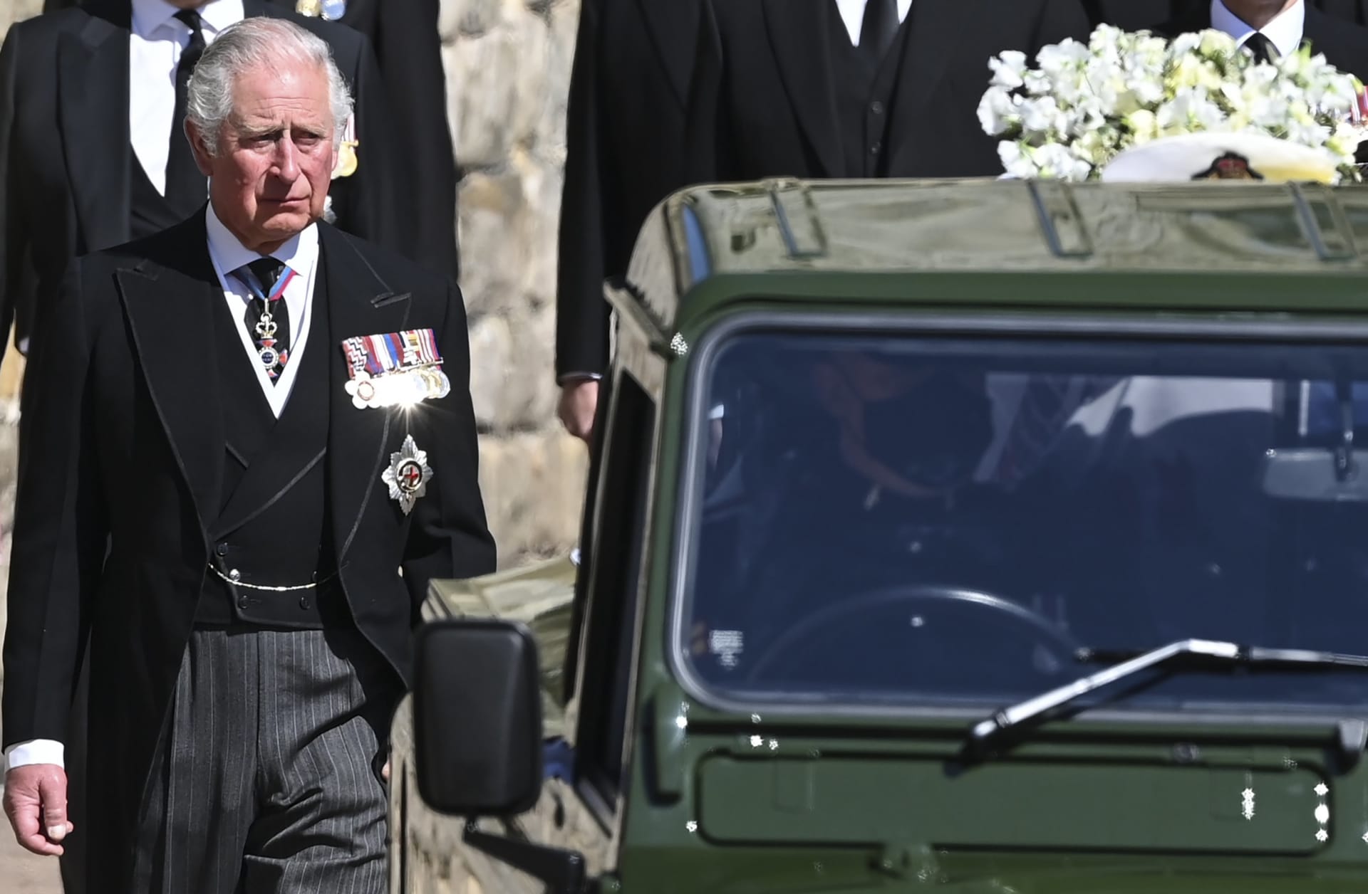Princ Charles za rakví svého otce prince Philipa