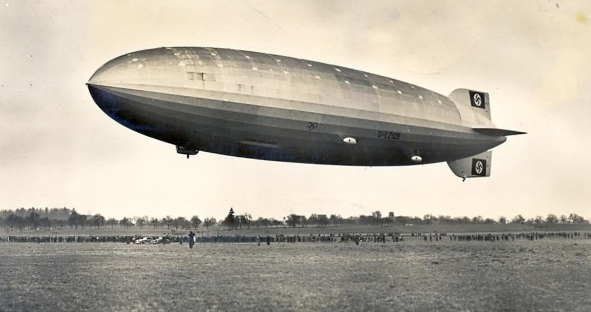 Vzducholoď Zeppelin na pohldnici z roku 1936