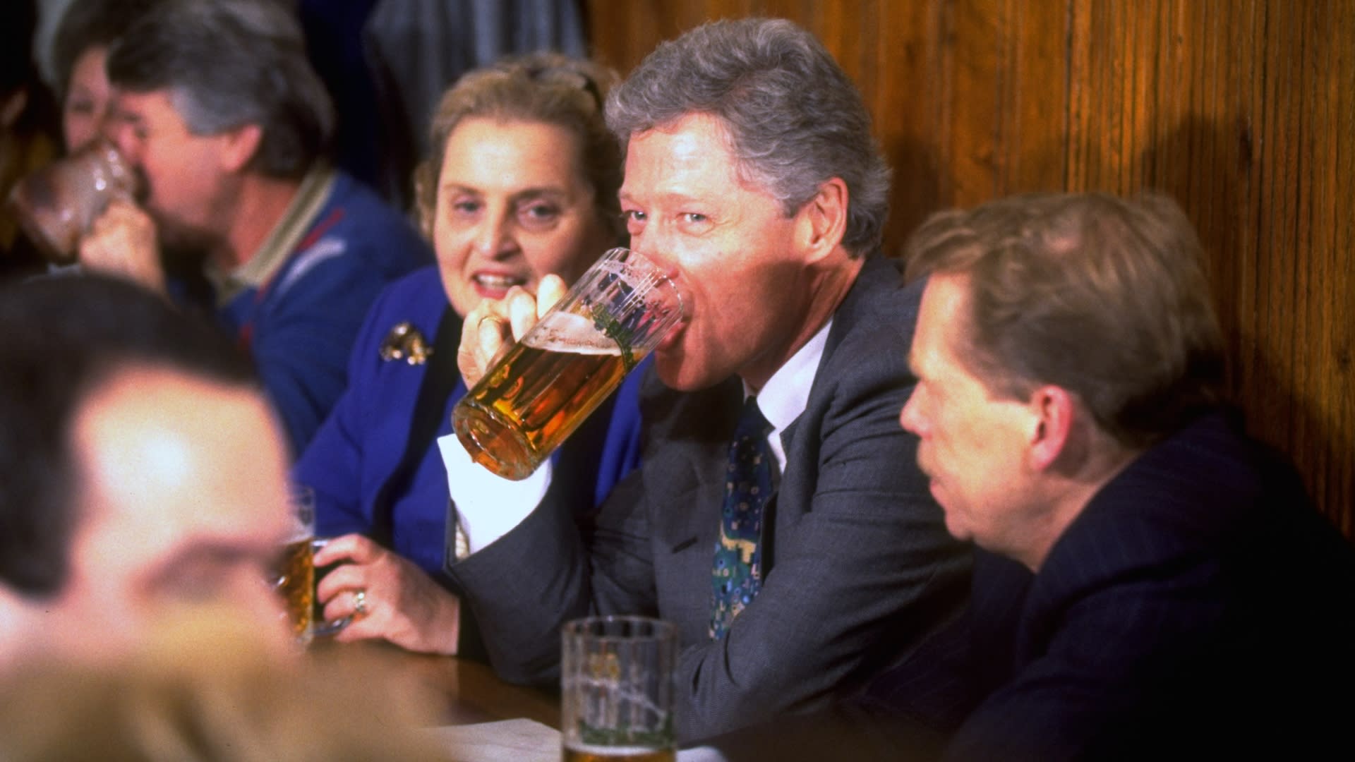 Madeleine Albrightová na pivu s Billem Clintonem a Václavem Havlem