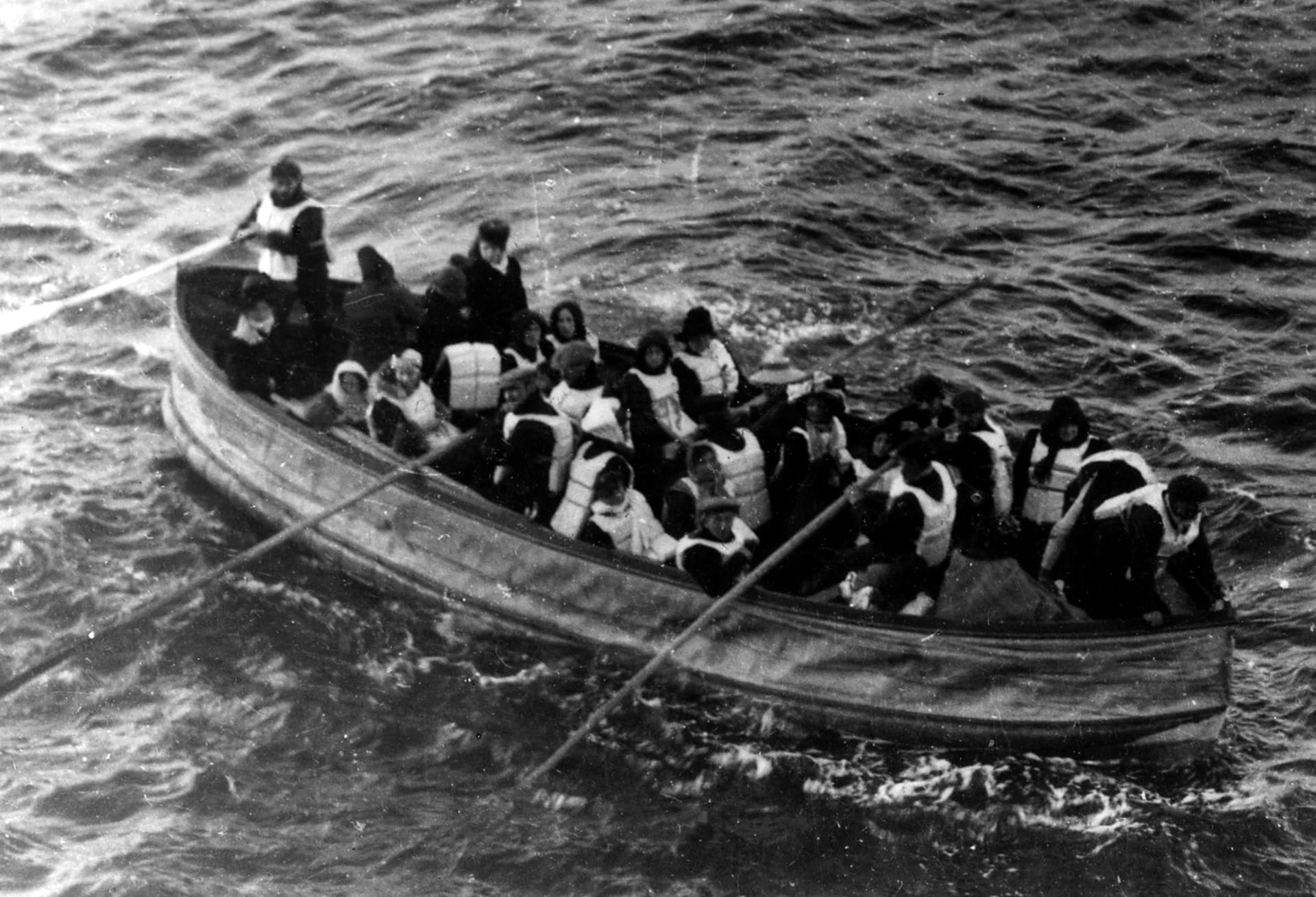 Do záchranných člunů se prý muži snažili dostat v převleku za ženy