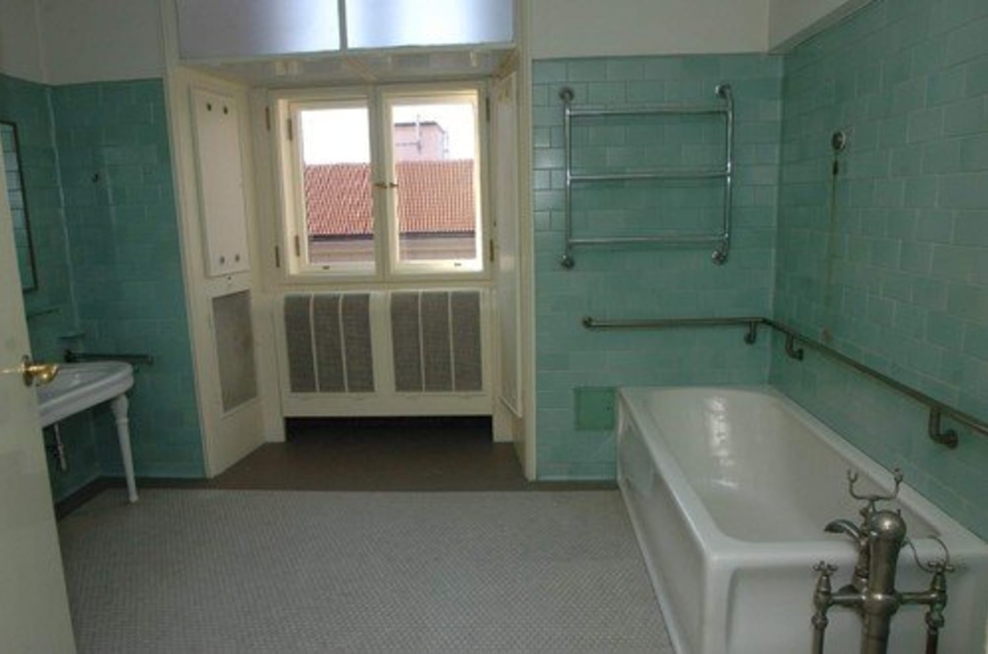 Koupelna bytu Jana Masaryka v Černínském paláci v Praze