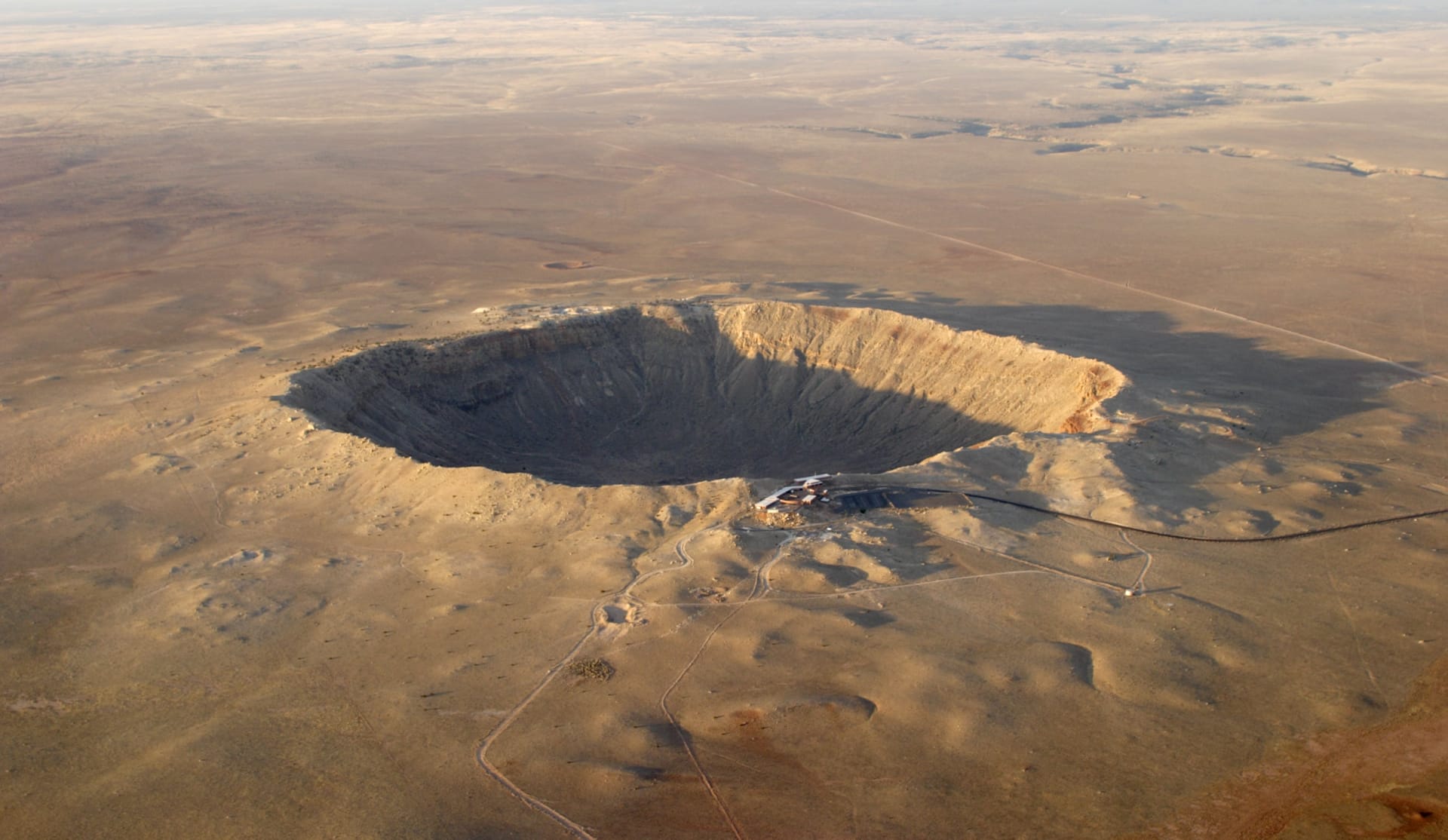 Žádný kráter po dopadu vesmírného tělesa výzkumnící neobjevili (na snímku Barringerův kráter v Arizoně)