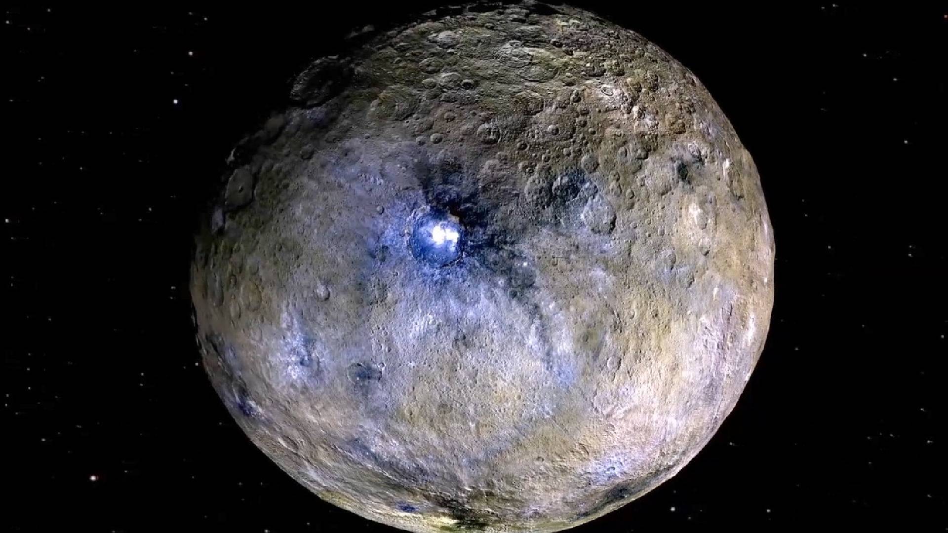 Sonda Dawn na povrchu trpasličí planety Ceres zachytila záhadné skvrny