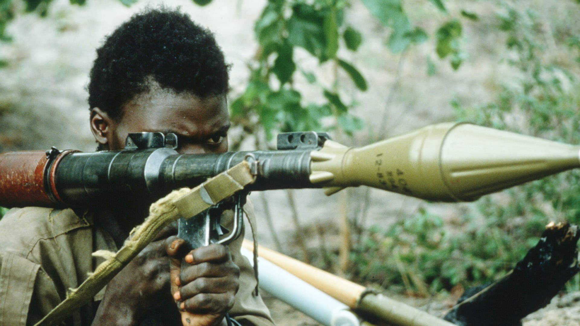 Voják UNITA s protitankovou zbraní