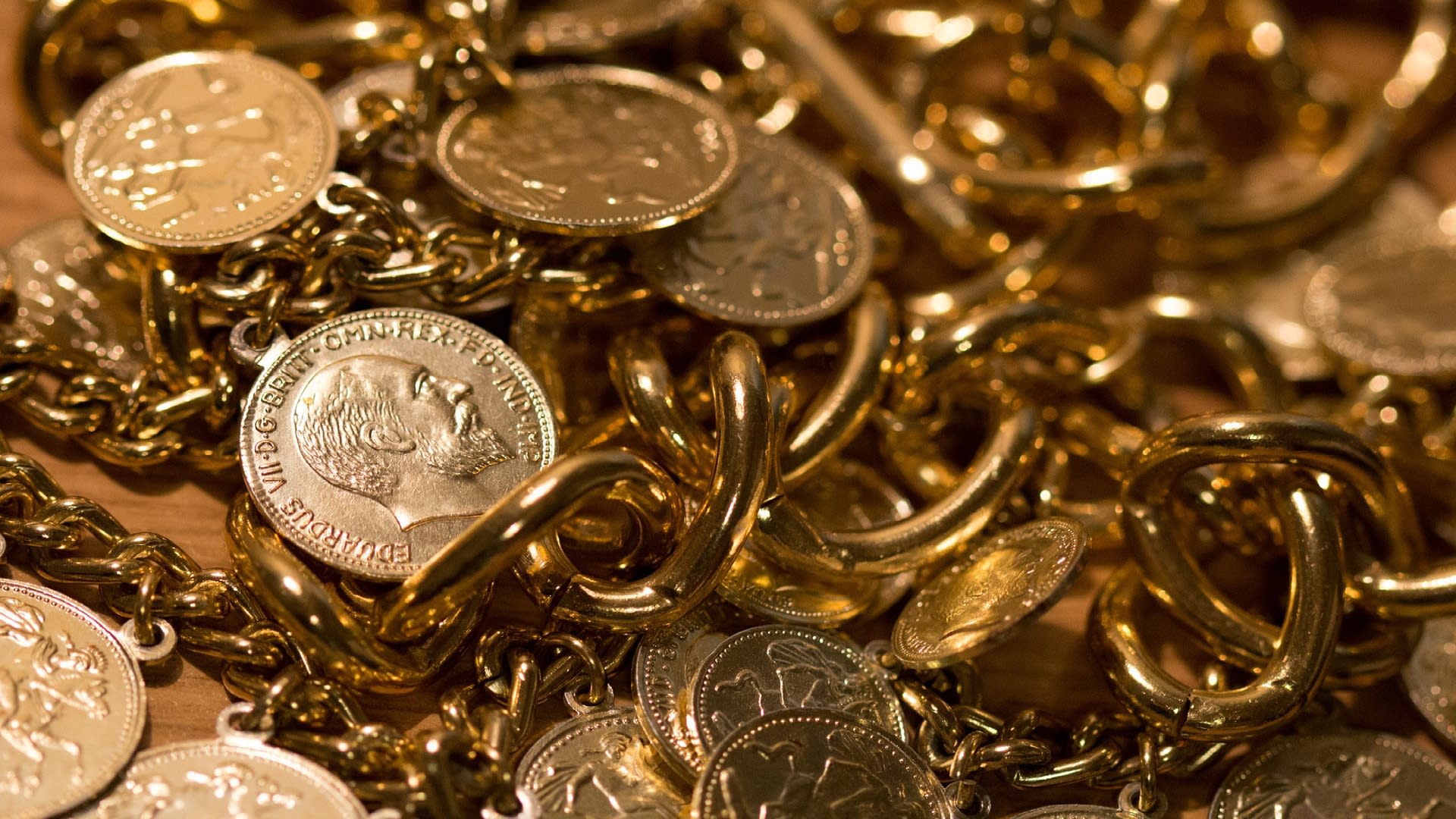 Věříte více zlatu nebo klasickým penězům?