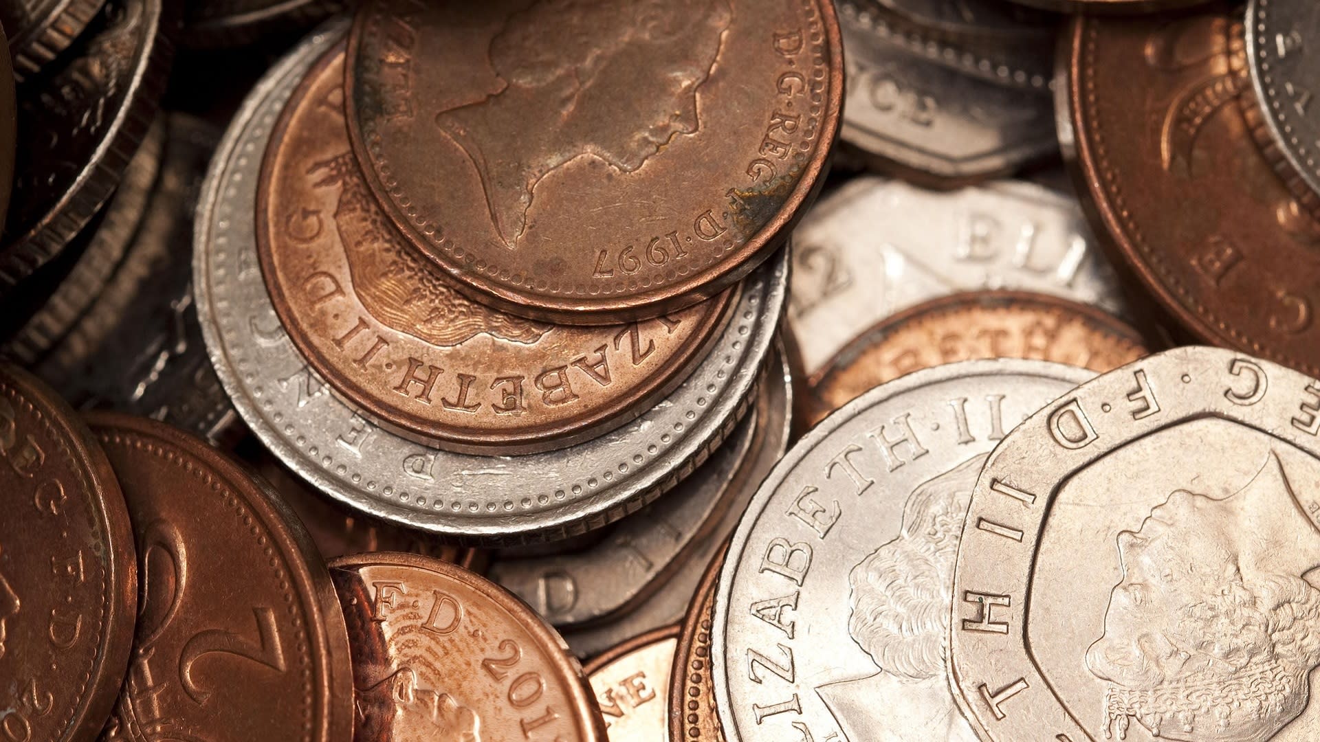 Peníze ve formě mincí známe už hodně dlouho.
