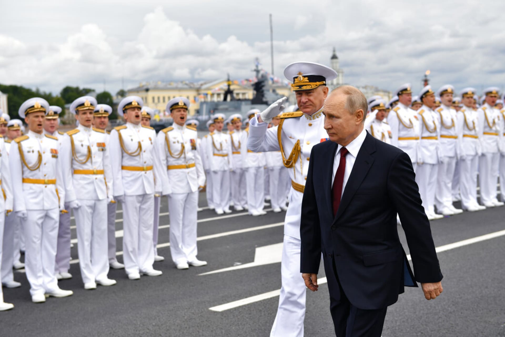 Prezident Putin a admirál Jevmenov na přehlídce námořních sil.