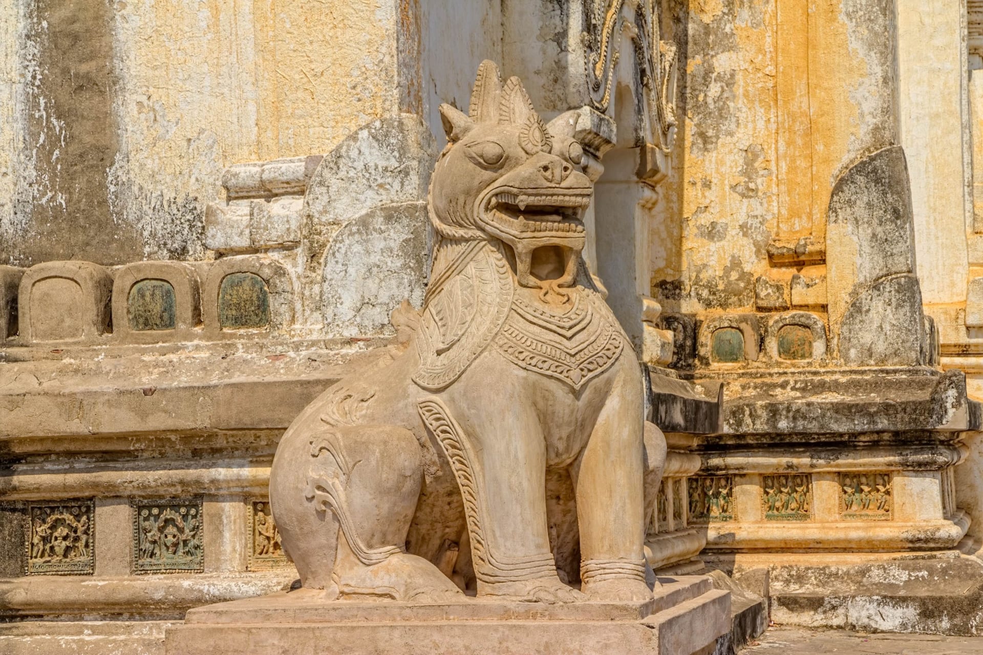 Bagan_sochy u velkých chrámů