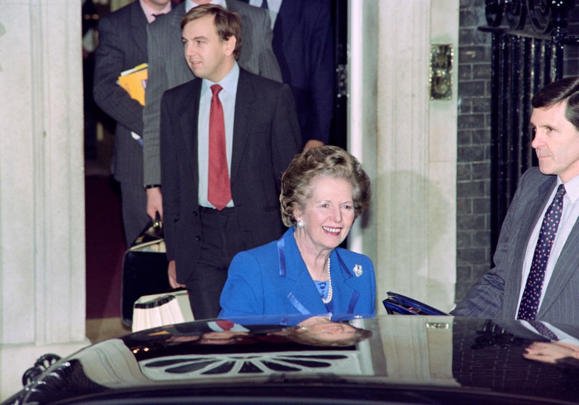 Margaret Thatcher alias Železná lady v roce 1990 opouští Downing Street