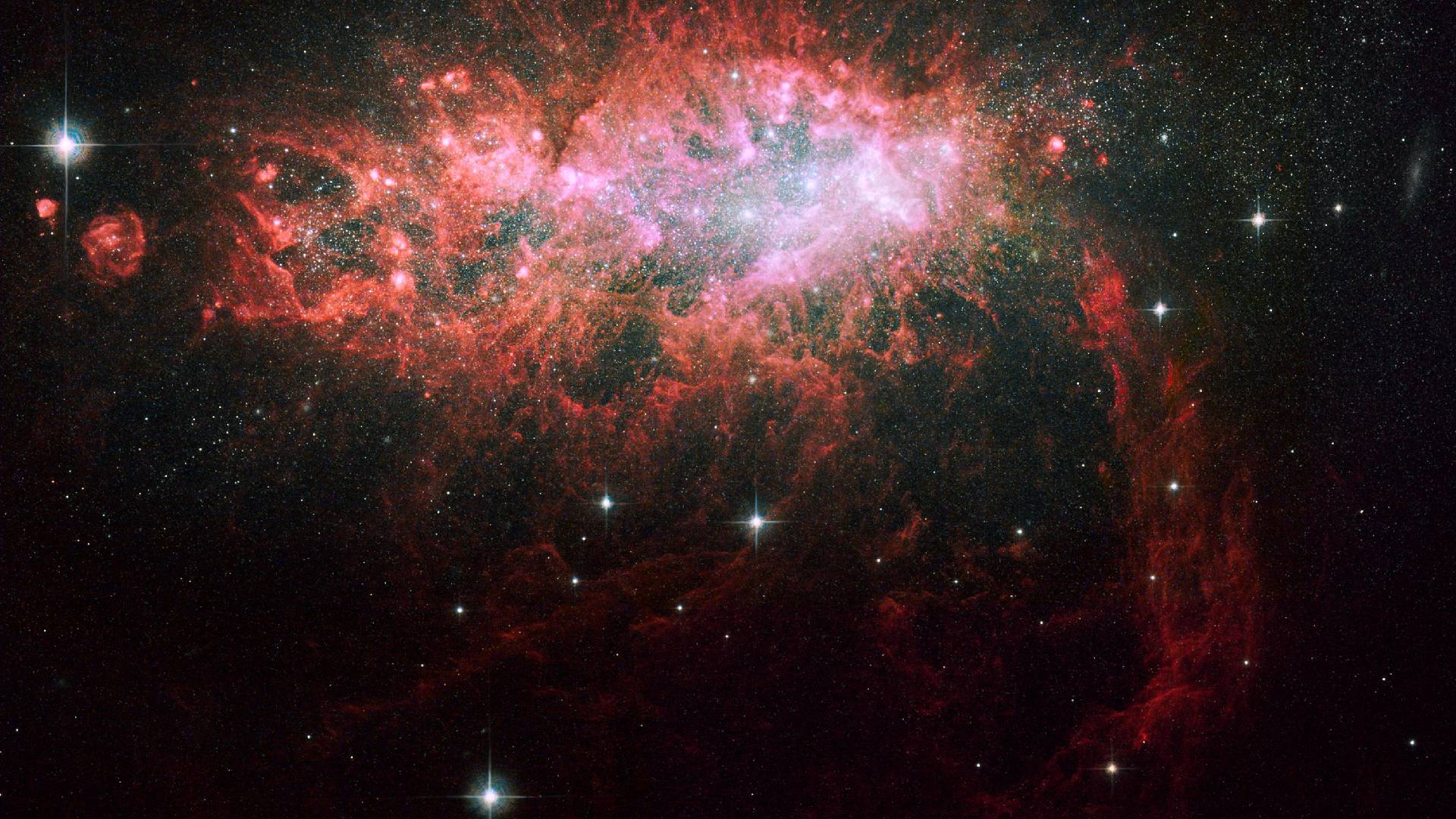 Pohled do nitra galaxie NGC 1569. Nové hvězdy v ní vznikají 100krát rychleji než v Mléčné dráze