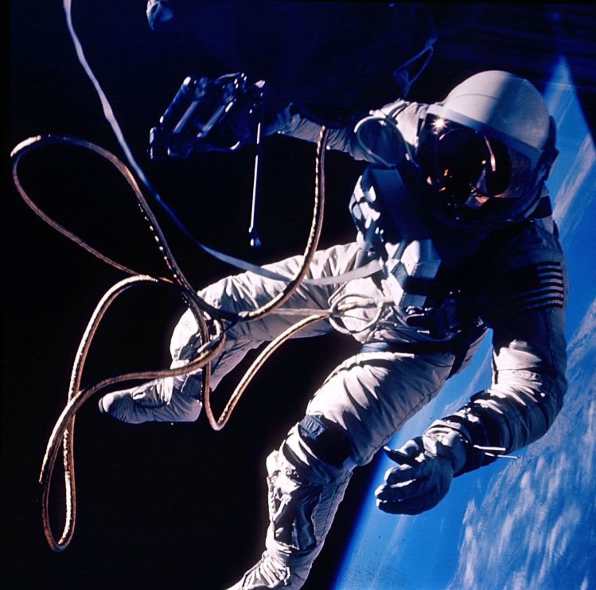 Astronauti Národního úřadu pro letectví a vesmír (NASA) nafotili ve vesmíru sérii snímků inspirovaných oscarovým filmem Gravity, v němž Sandra Bullocková bojuje na oběžné dráze o přežití.