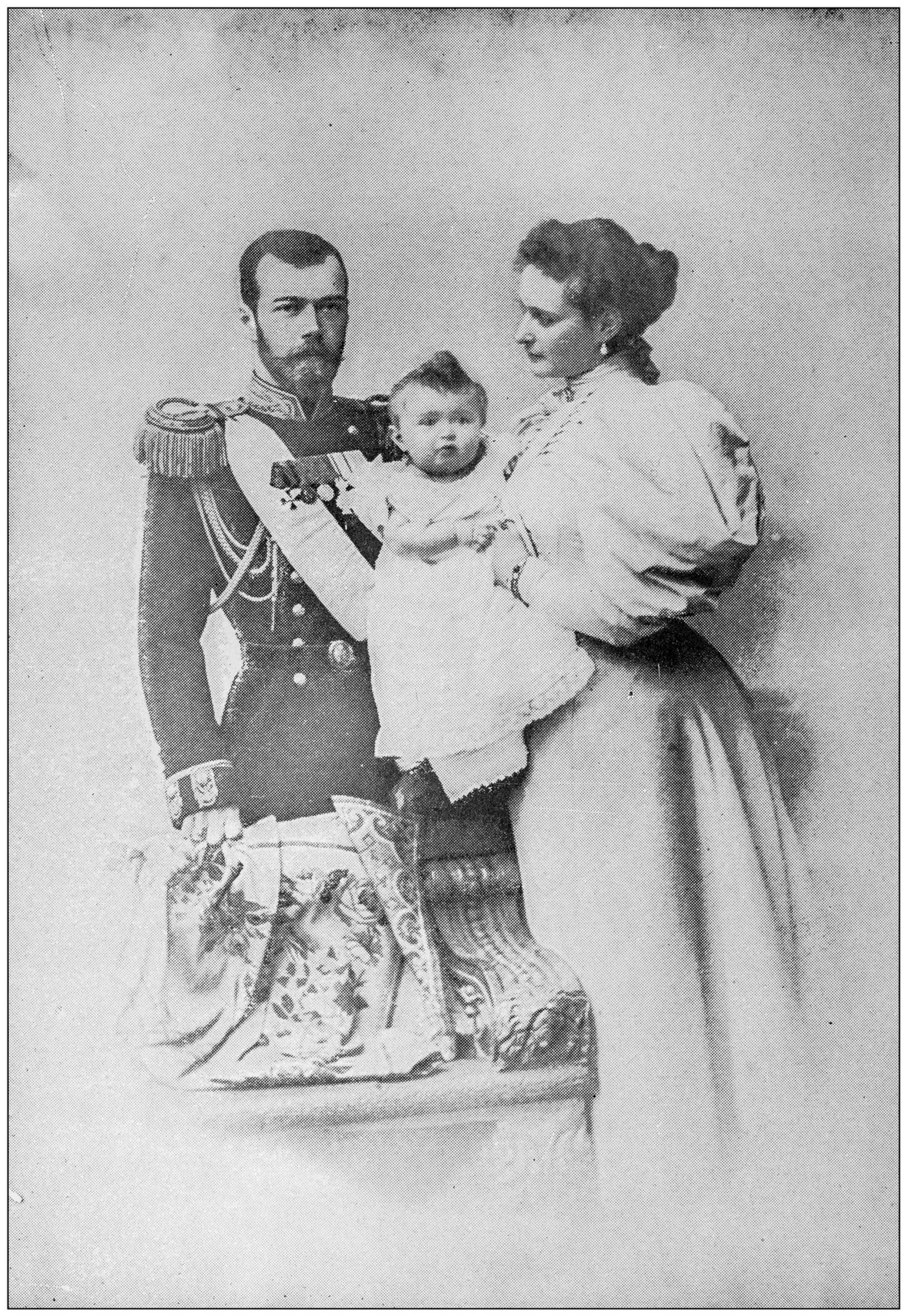 Car Mikuláš II. s manželkou Alexandrou Fjodorovnou a nejstarší dcerou Olgou Nikolajevnou