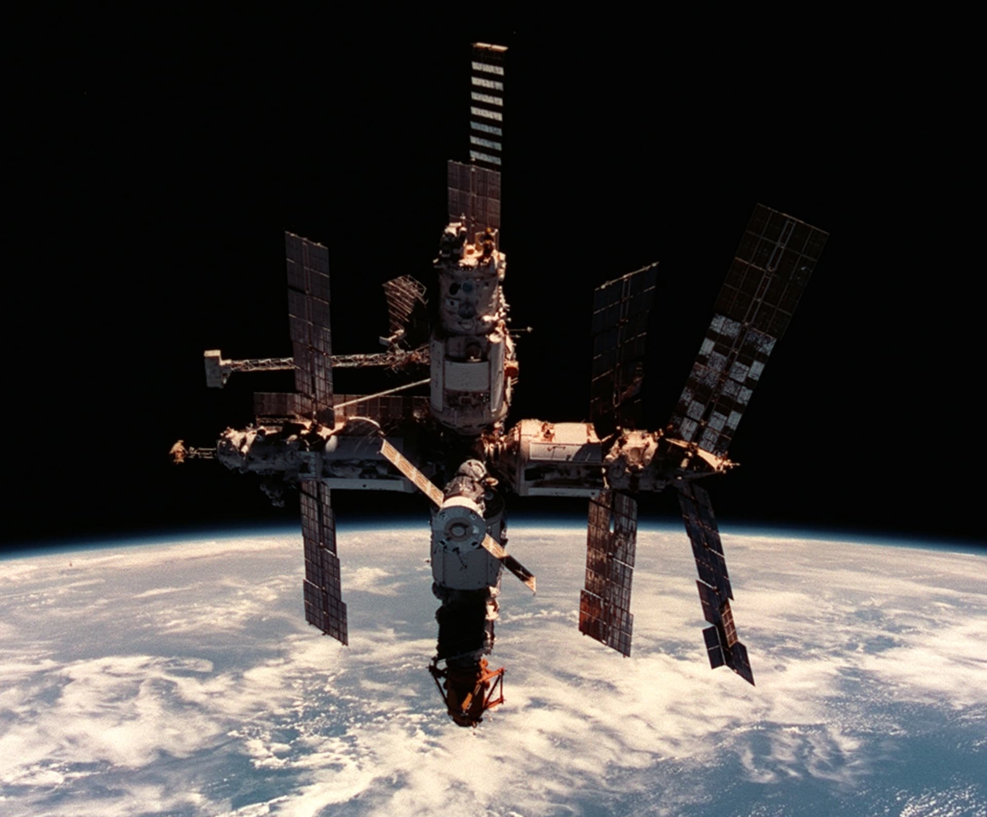 Sovětská, později ruská kosmická stanice Mir (12. června 1998)