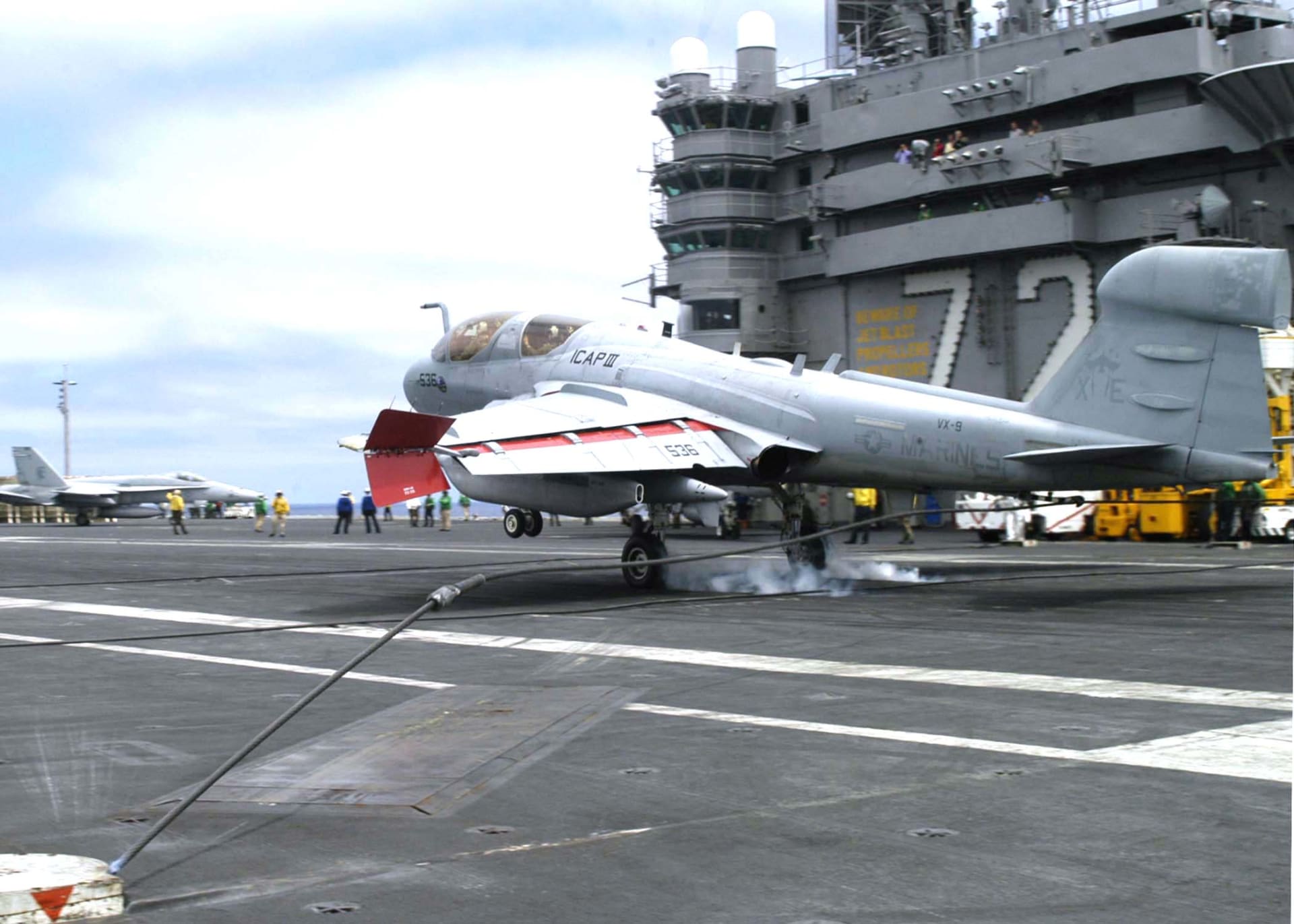 Zachycení brzdícího lana přistávacím hákem EA-6B Prowler na USS Abraham Lincoln