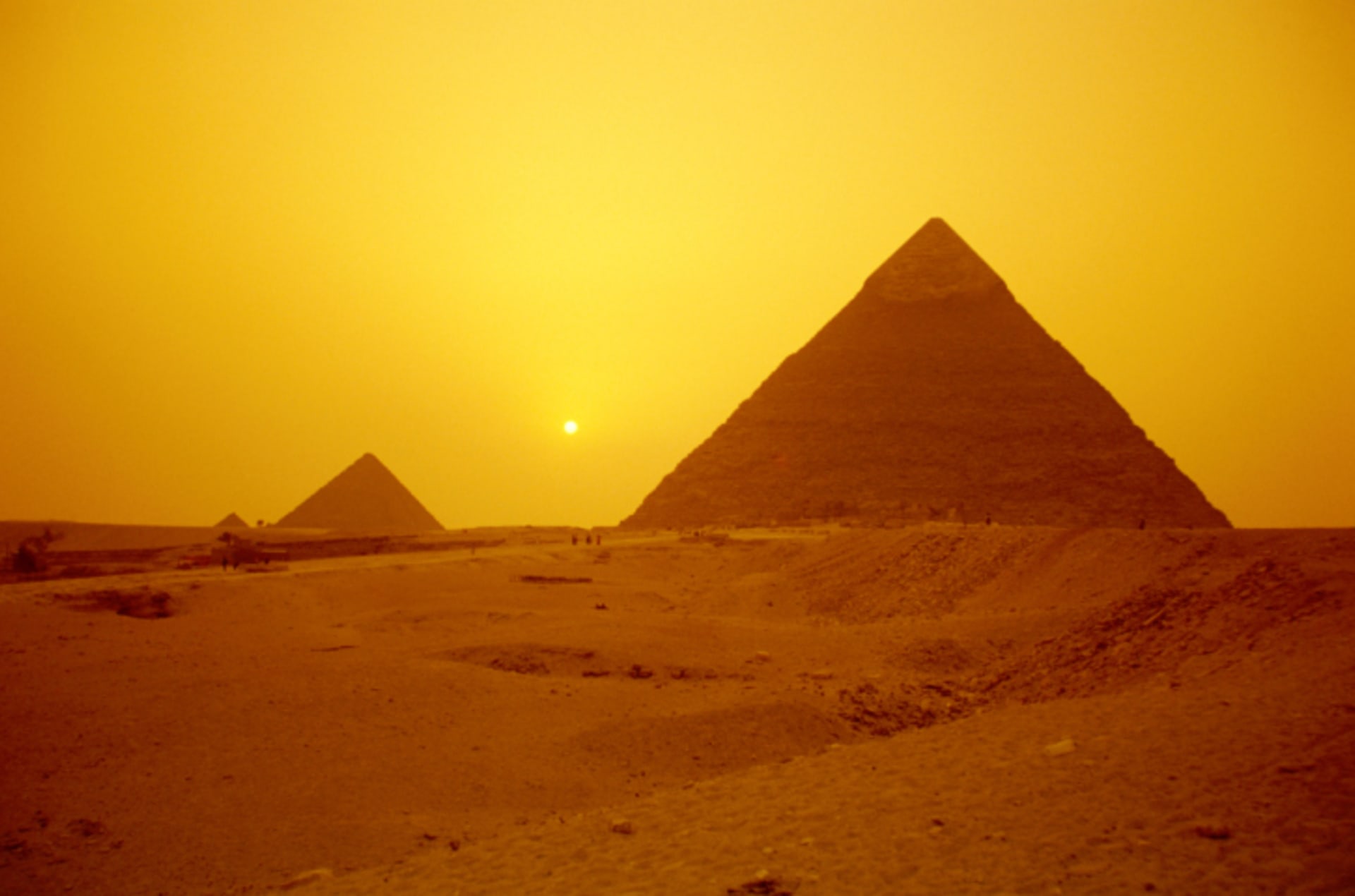 Pyramidy v západu Slunce