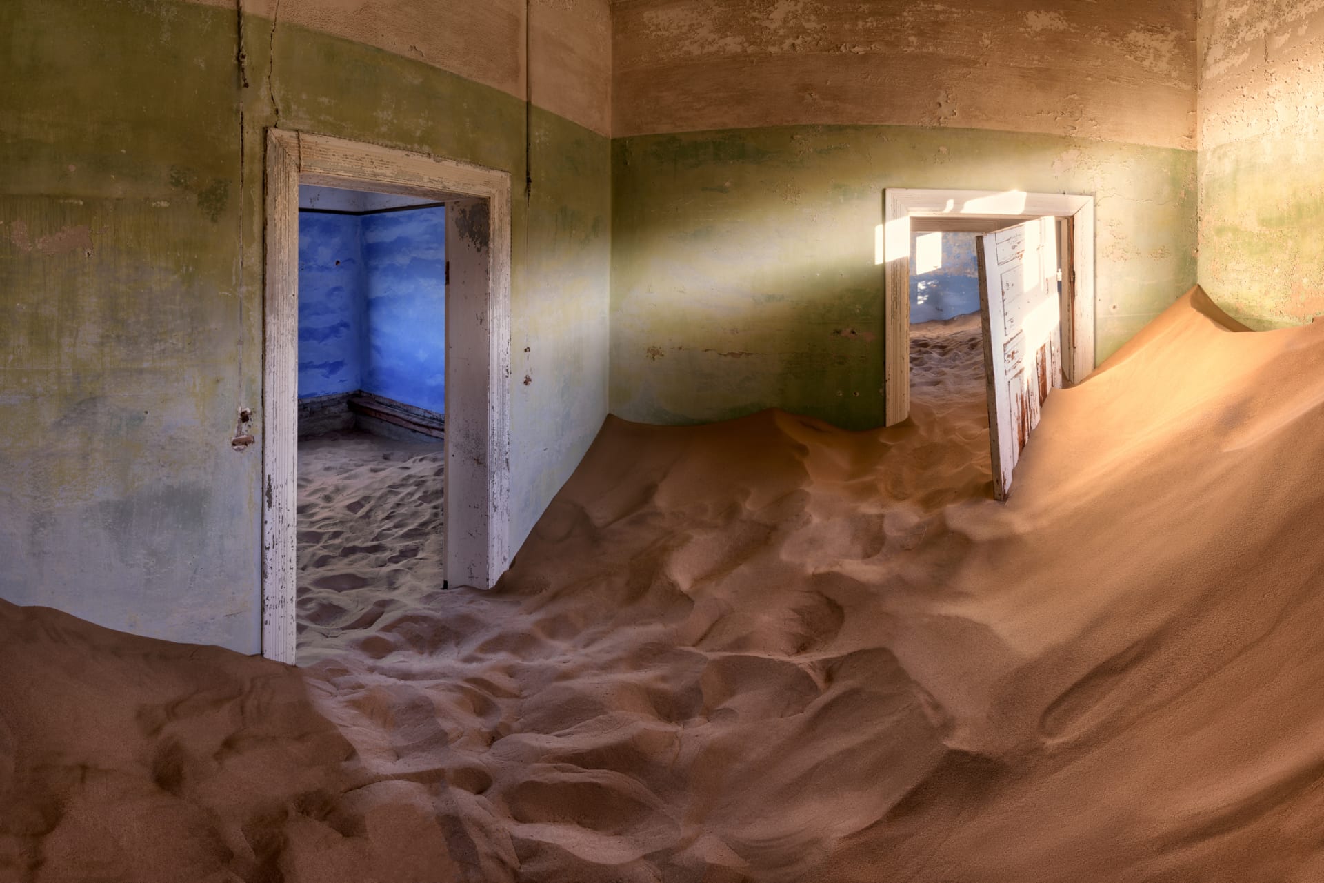 Vnitřky kdysi výstavných domů pohlcuje písek