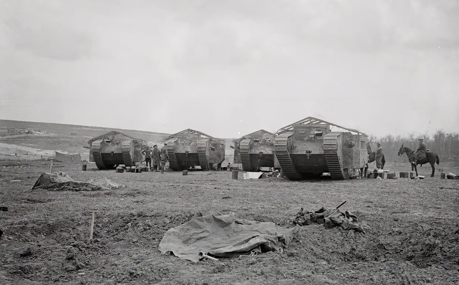 Skupina čtyř tanků Mark I při doplňování paliva 15. září 1916