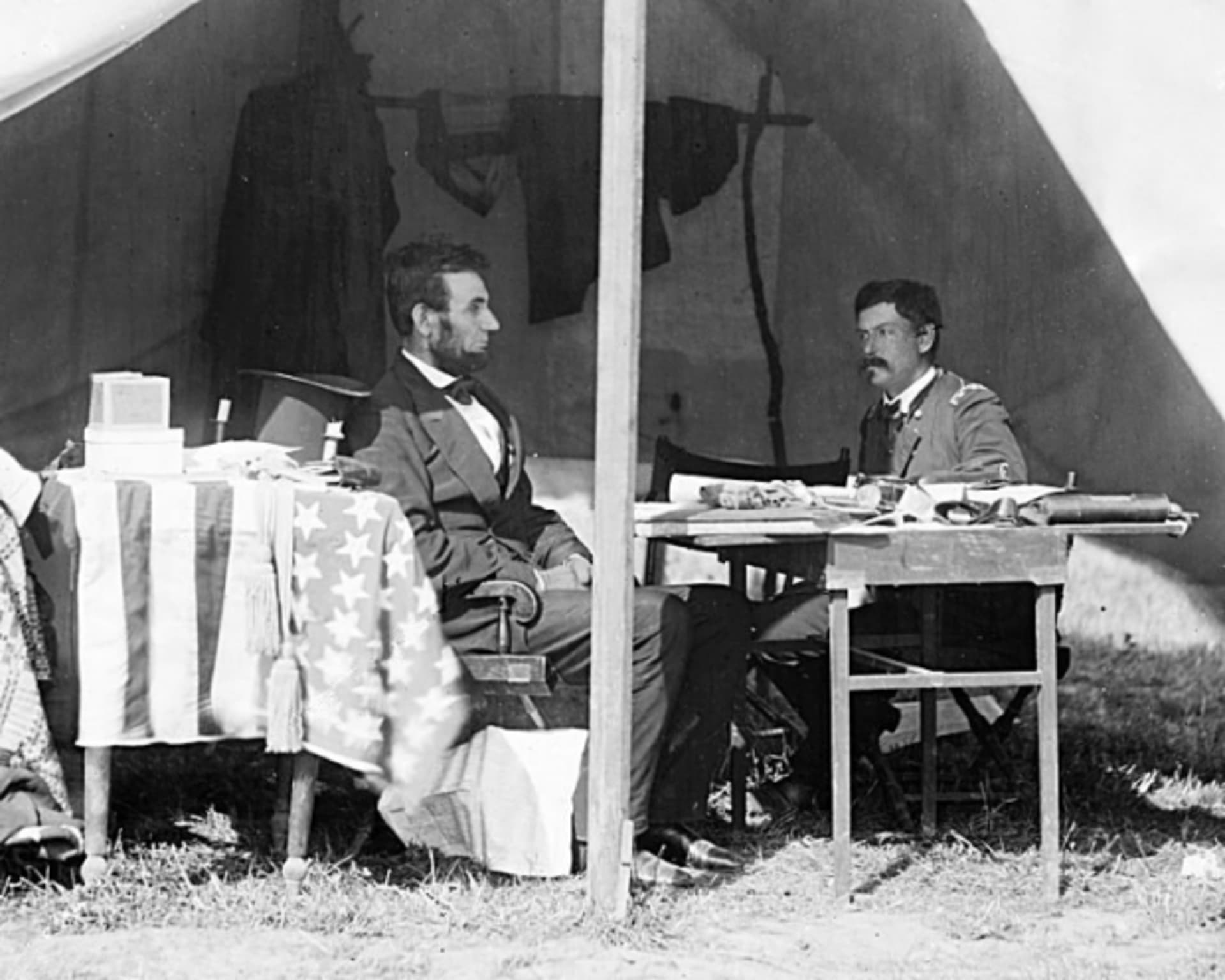 Abraham Lincoln s generálem Georgem B. McClellanem v roce 1862