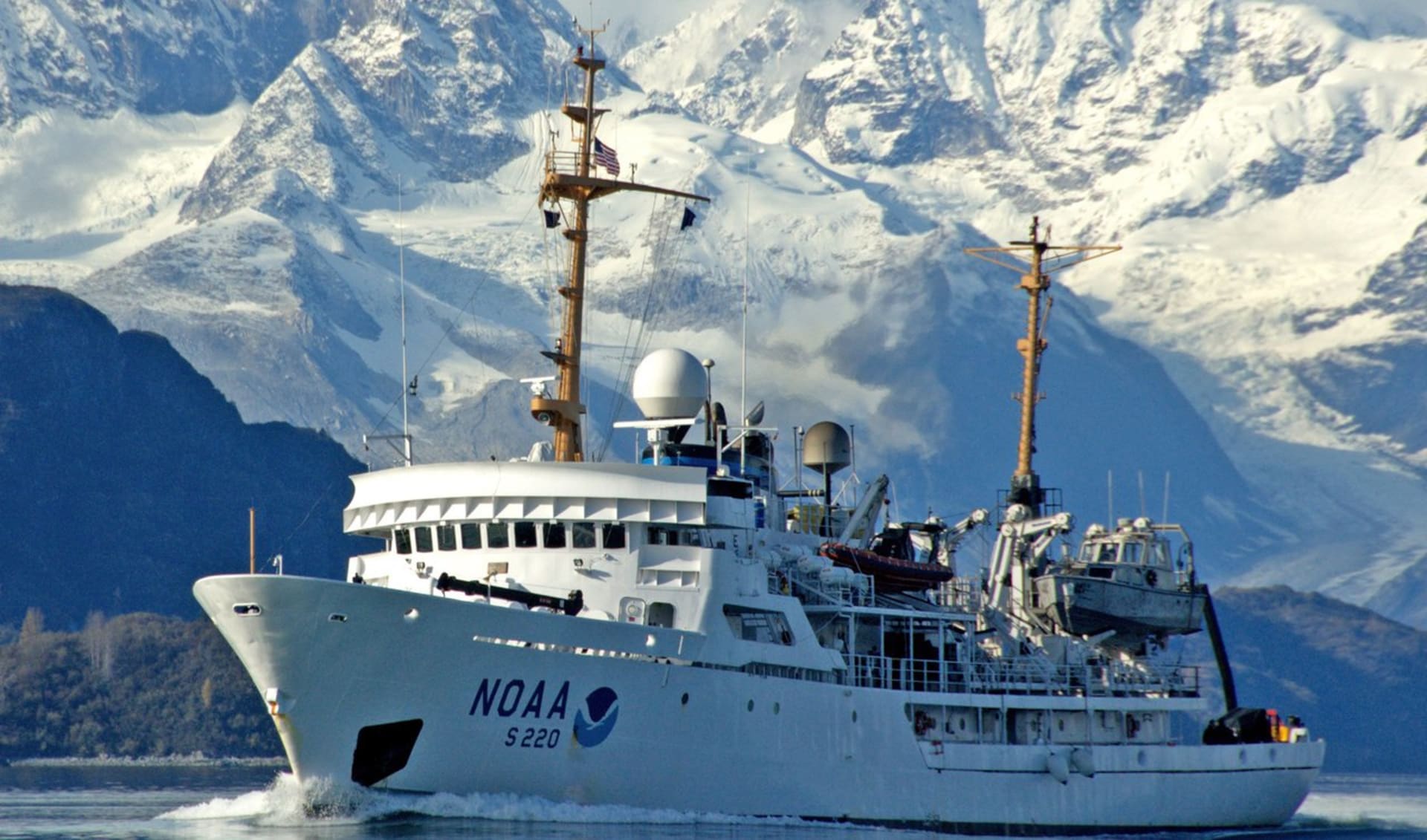 Loď amerického Národního úřadu pro oceán a atmosféru (NOAA) v Arktidě