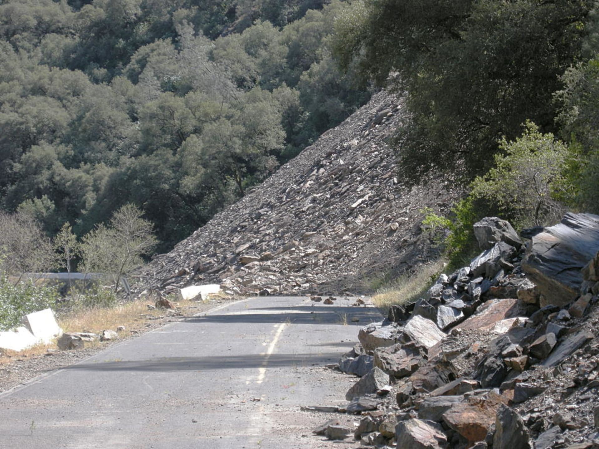 Sesuv na  California State Route 140 v roce 2006