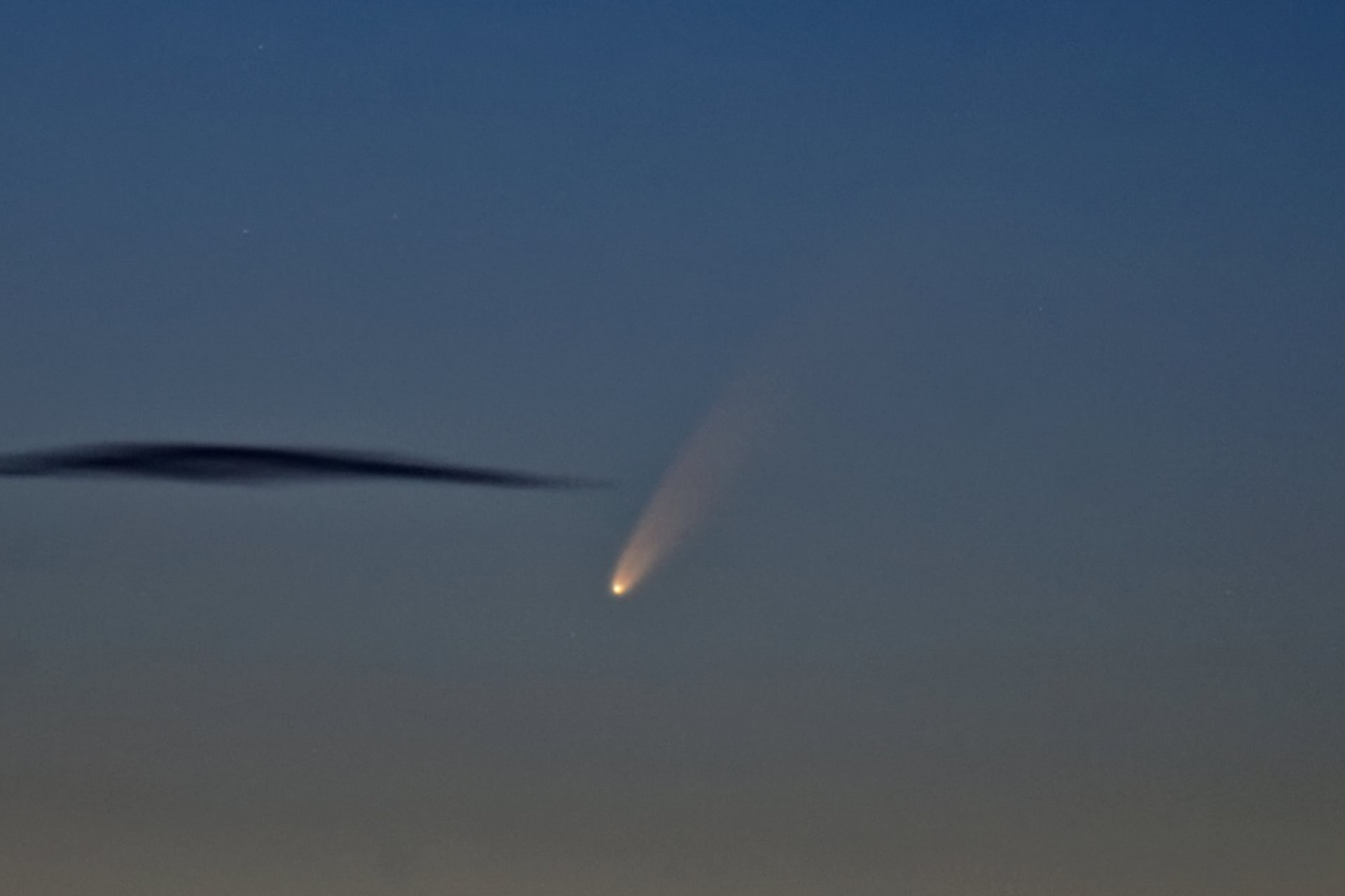 neperiodická kometa Neowise má jasný ohon a bude vidět až do začátku srpna