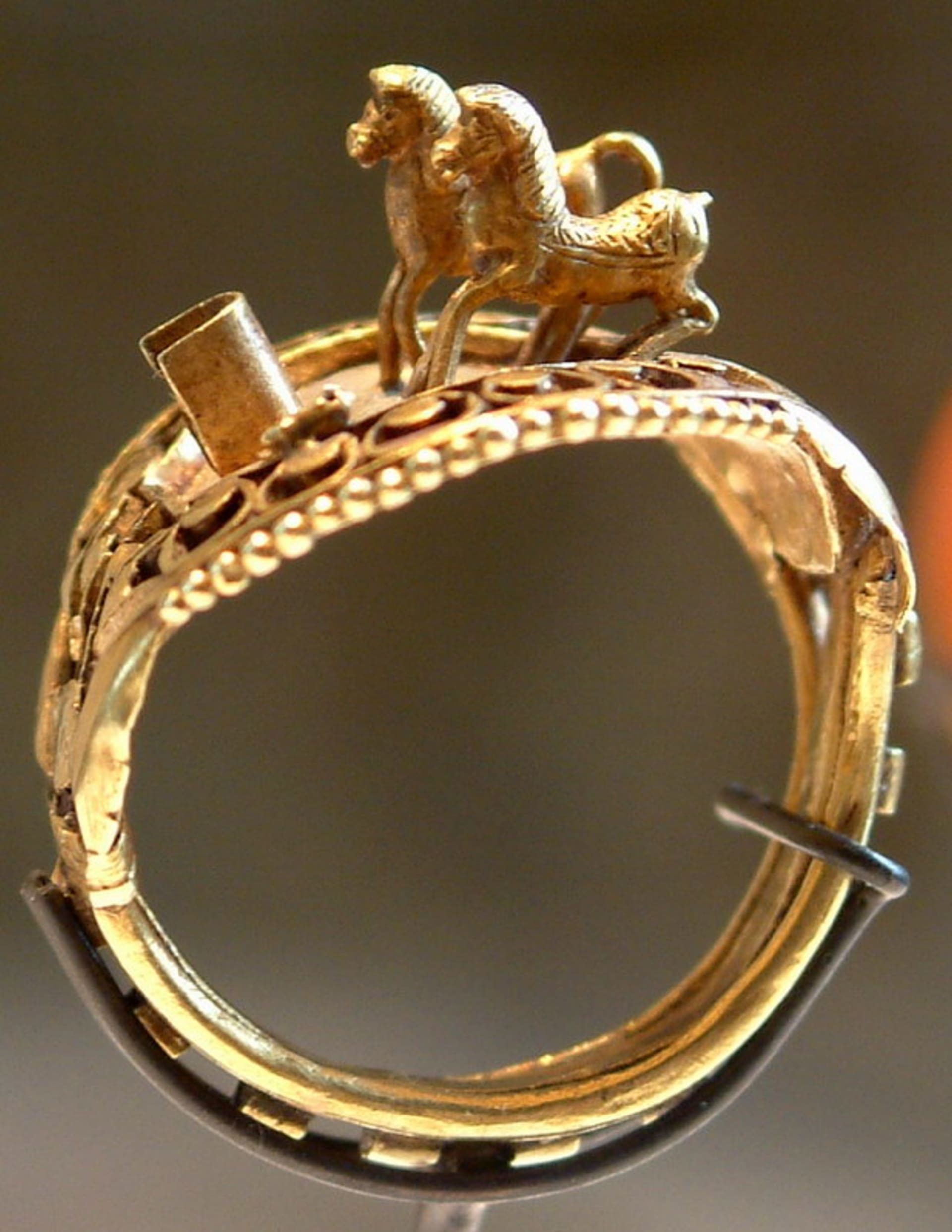 Zlatý prsten faraona Ramsese II, Louvre, Paříž