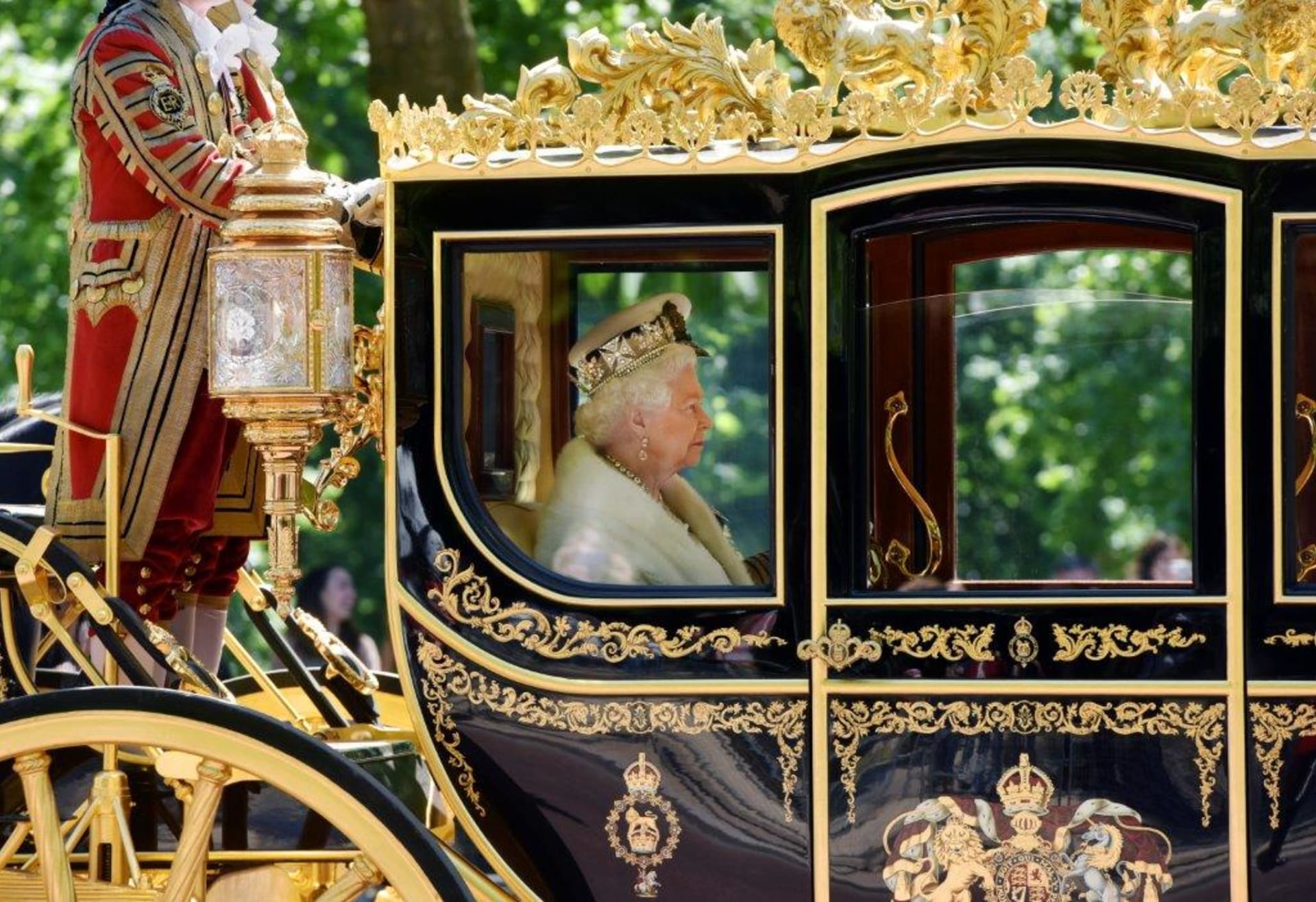 Alžběta II. při cestě na tradiční zahájení parlamentní schůze, kde si nasazovala Imperiální korunu