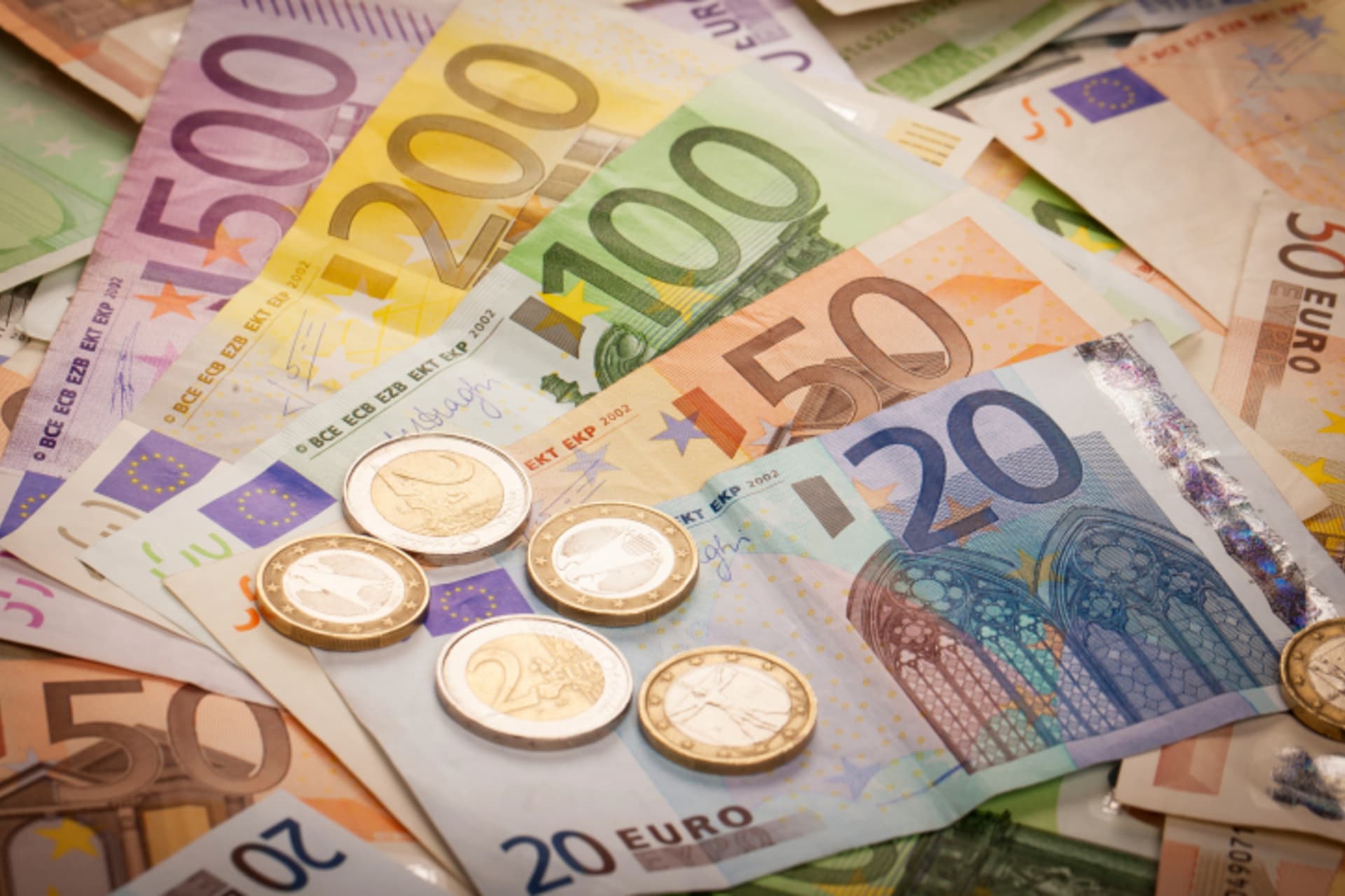 Koruna, nebo euro? Co chrání lépe úspory Čechů před inflací?