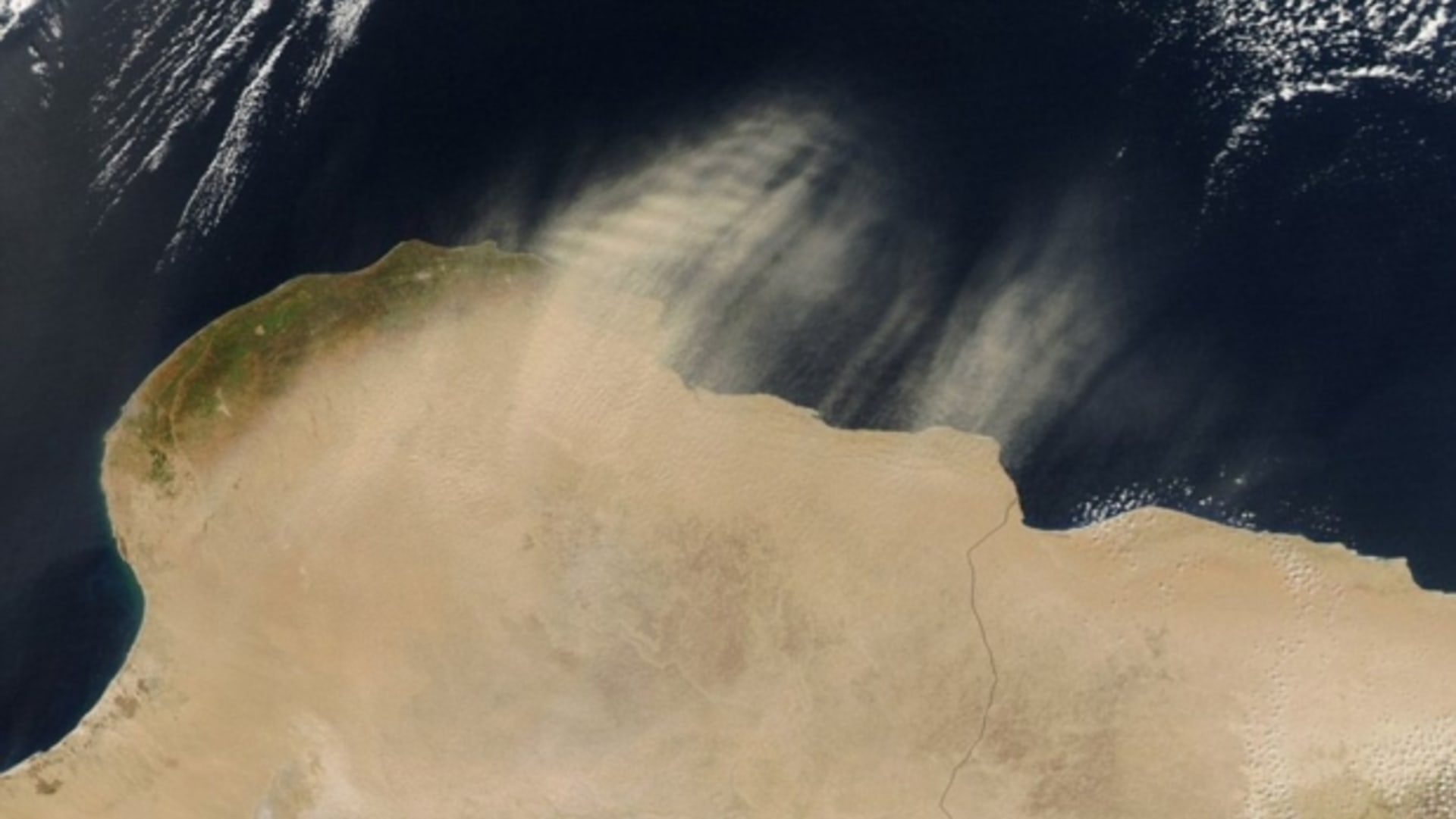Další fotograf na ISS, Jeff Schmaltz, nafotil, jak se prach z Libye ve větru nese nad Středozemní mo