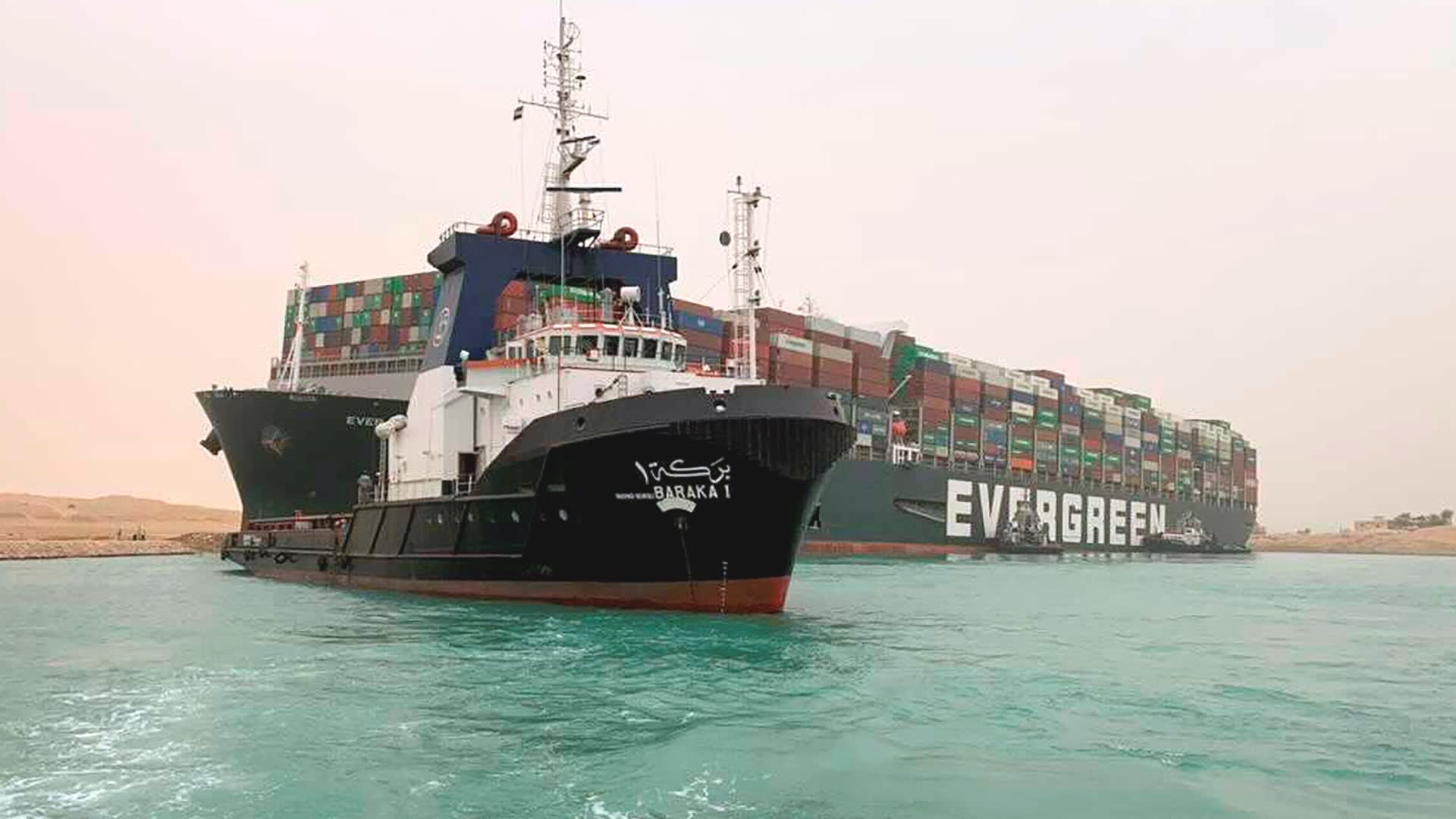 Jaké důsledky bude mít uvíznutí obrovské nákladní lodě v Suezském průplavu?