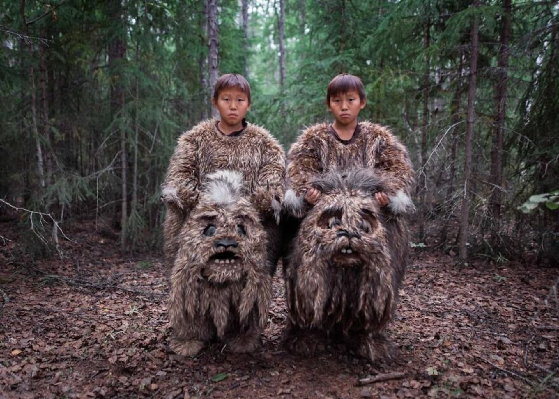 Z natáčení pohádky Bejberikýn. Chlapci Semjon a Štěpán byli v oblecích mytických zvířat žijících v lese