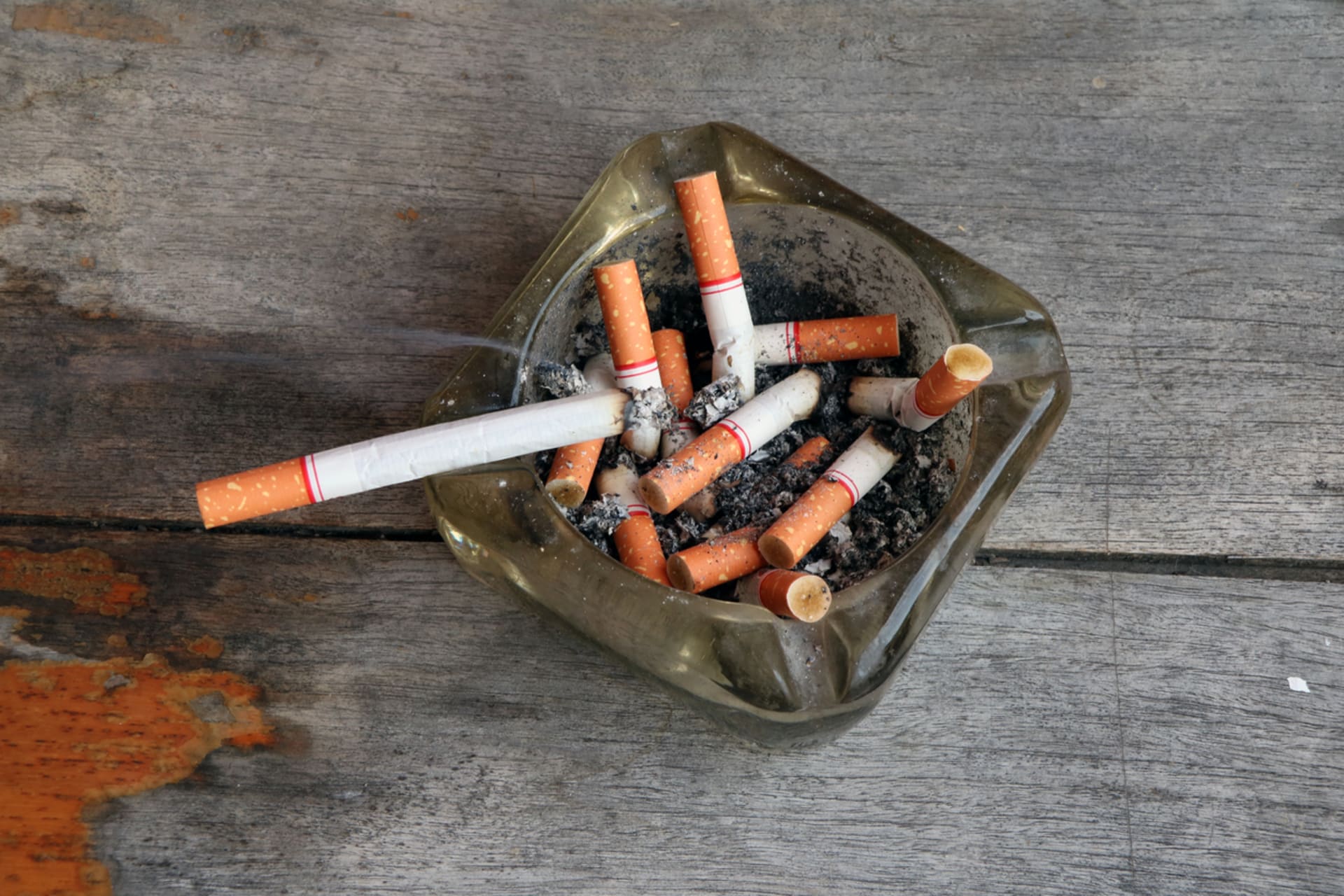 Pozor na cigarety a popelníky, na dřevěném nábytku často zanechávají stopy v podobě spálenin.