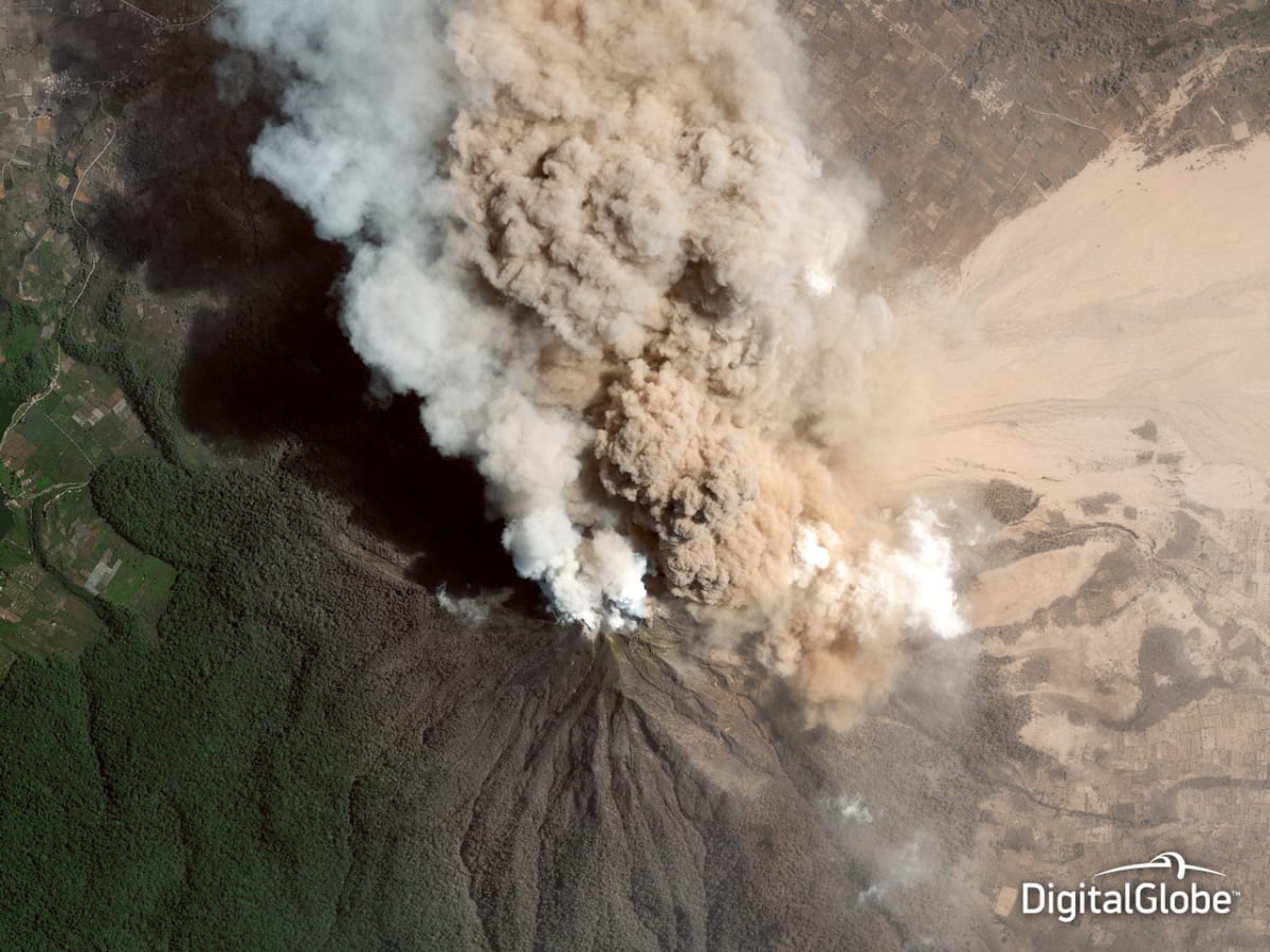 Erupce sopky Mount Sinabung, Indonésie