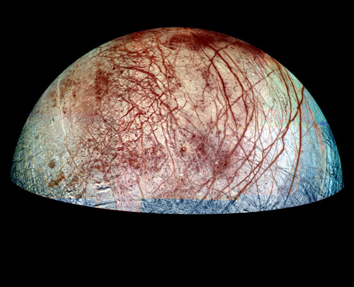 Tohle nejsou řečiště cév, ale opravdový systém koryt na měsíci Europa...