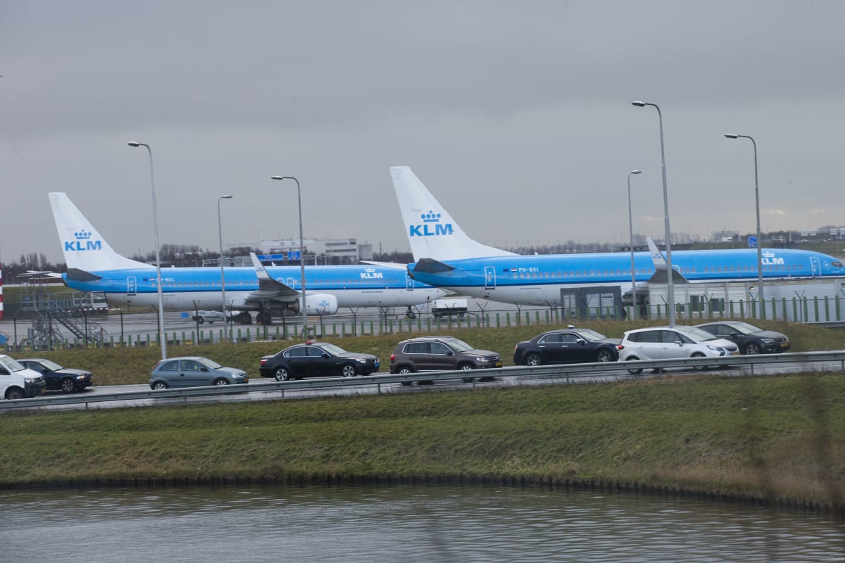 Letiště Schiphol v Amsterdamu slouží pro řadu spojů jako přestupná stanice.