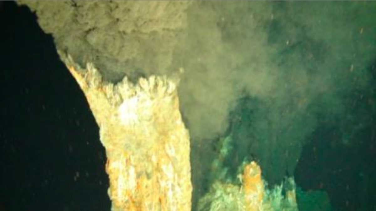 Hydrotermální průduchy vznikají v místech, kde voda protéká vulkanickými oblastmi.