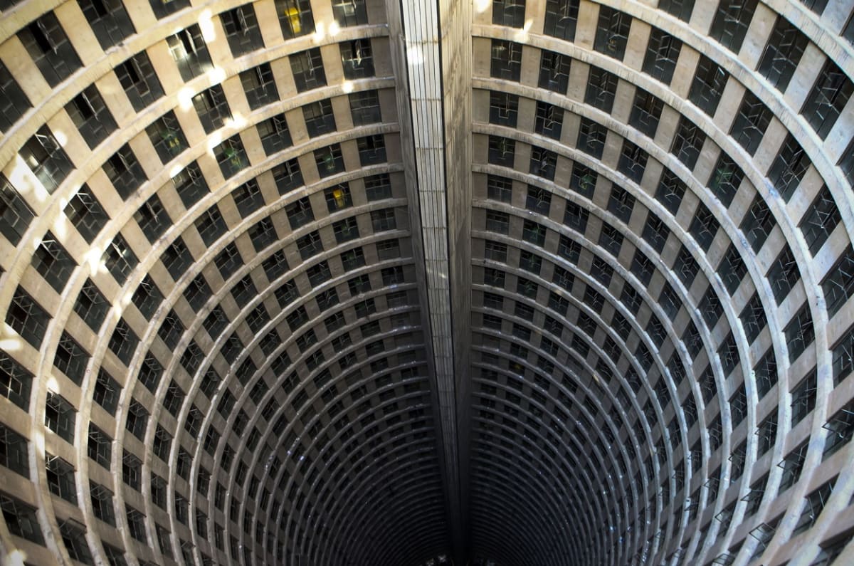 Mrakodrap Ponte Tower s výškou 173 metrů má dutý válcovitý tvar a od roku 1975, kdy byl dokončen, nabízí 54 obytných pater, kde jsou byty rozloženy po obvodu kolem dokola.