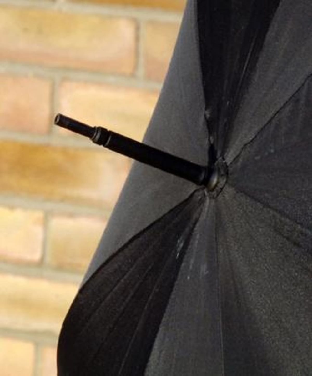 Deštník s ukrytým ostřím, pochopitelně otráveným. takhle byl v Londýně zabit jeden bulharský diplomat...