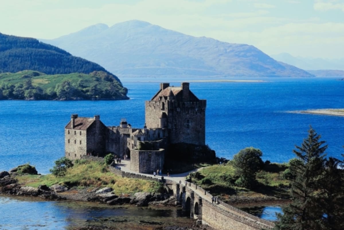 Z mnoha jezer Skotska jsou největší Loch Lomond, což je zároveň přírodní rezervace, Loch Ness, v jeh