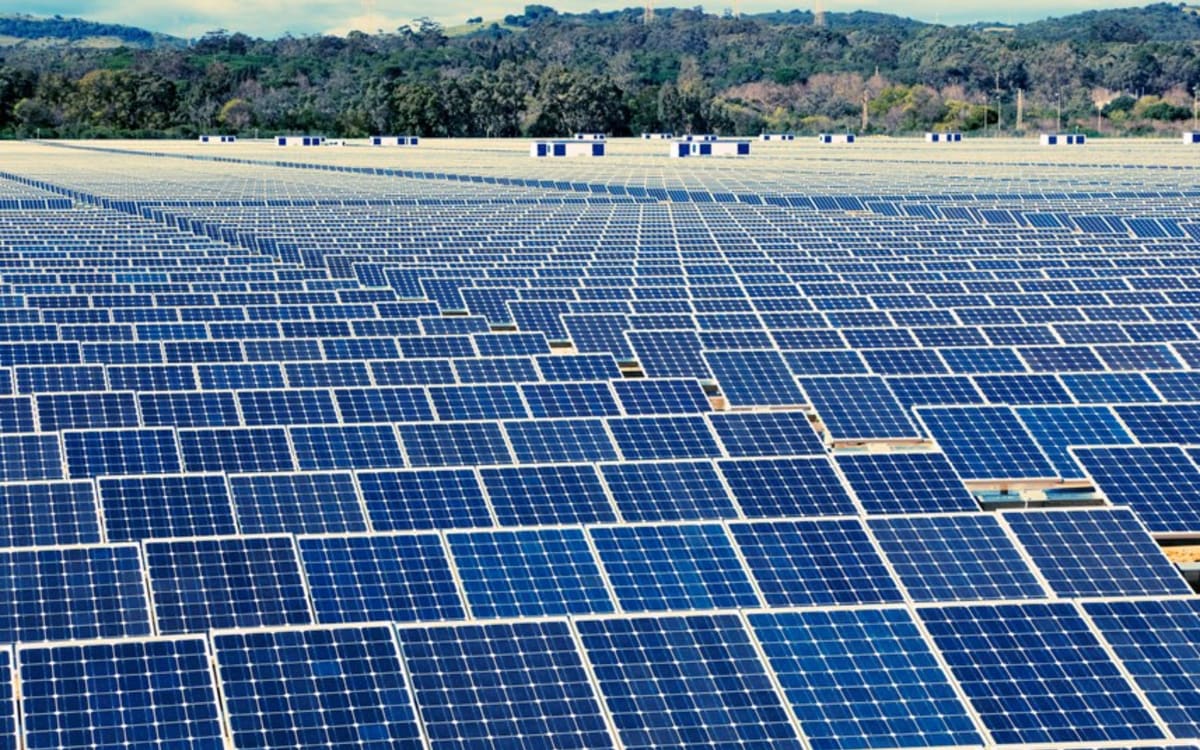 Solární panely na poli - to už je minulost