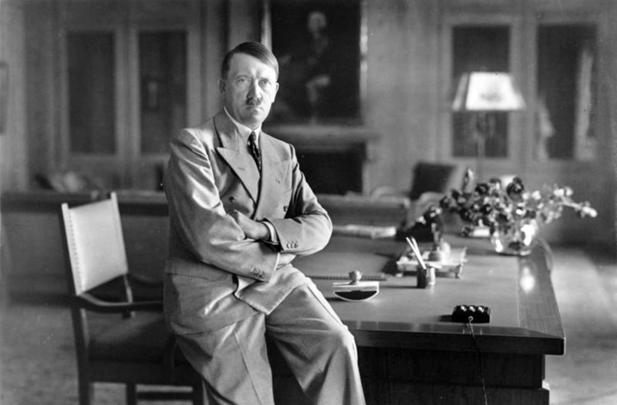 Adolf Hitler ve své pracovně - pevně založené ruce možná měly před fotografem zakrýt třes