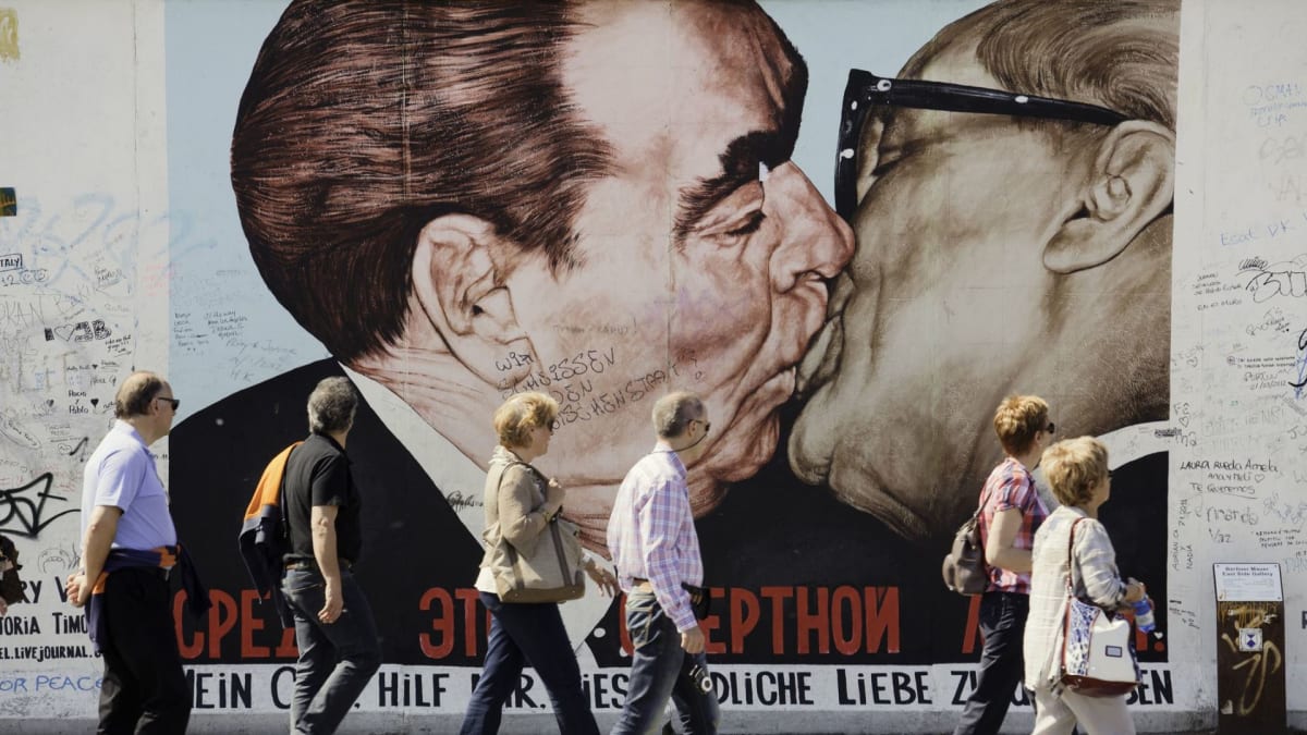V roce 1990 se na Berlínské zdi objevil legendární bratrský polibek Leonida Brežněva a Ericha Honeckera.