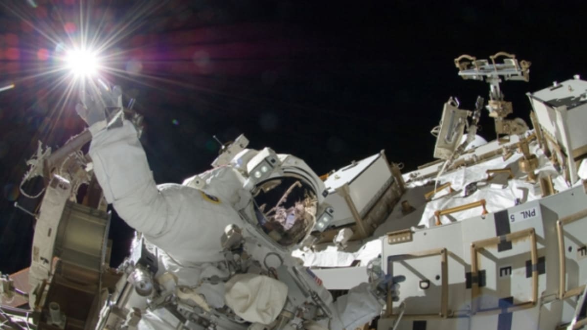 Astronautka Sunita Williamsová na procházce vesmírným prostorem.