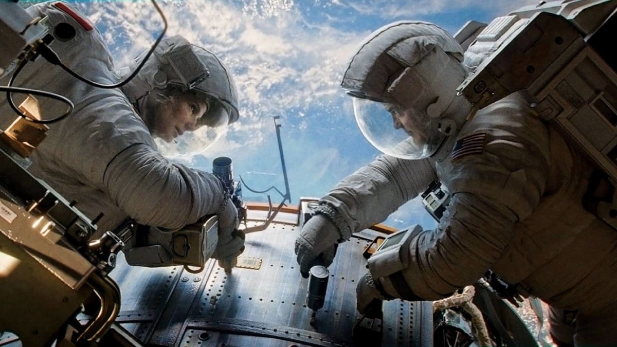 Seskok z oběžné dráhy v podstatě předvedla i Sandra Bullock ve filmu Gravitace